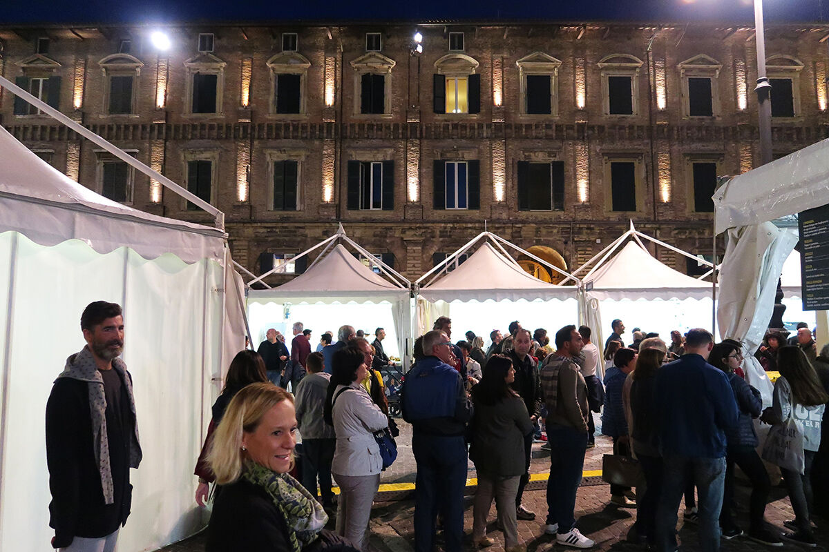 - Tempi lunghi per mangiare agli stand -