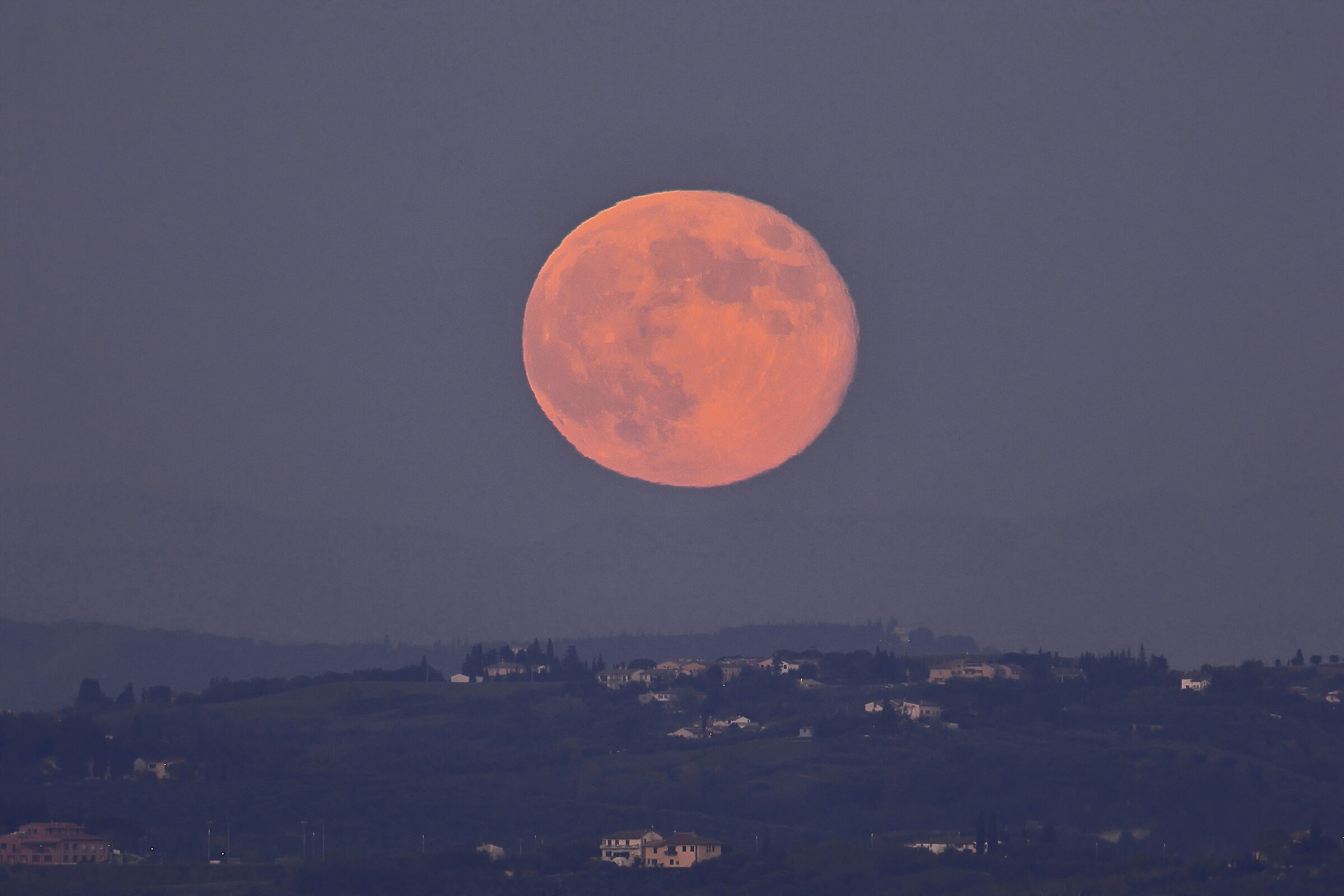 Luna che sorge nella nebbiolina di pianura