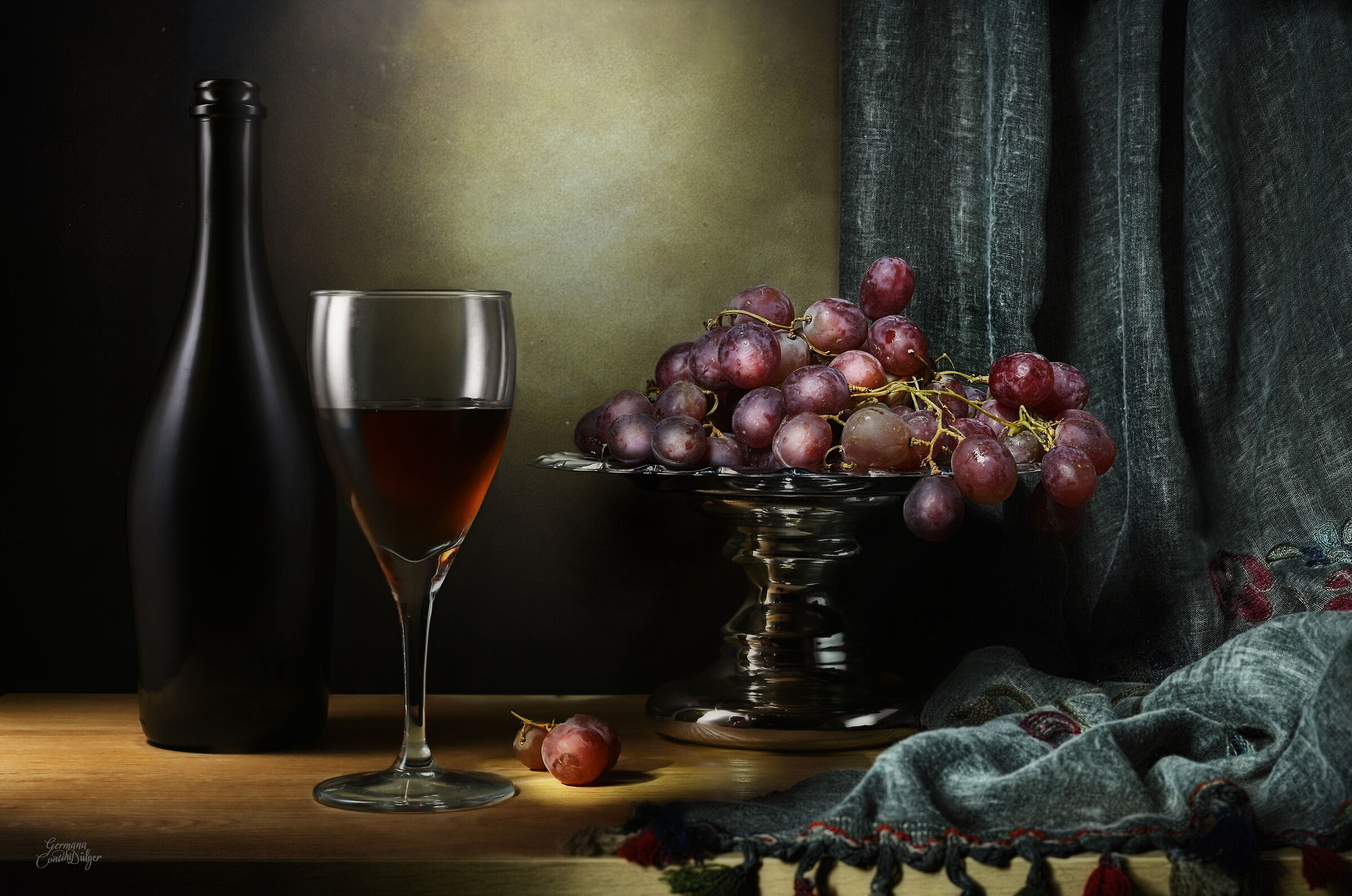 Rosé wine and grapes