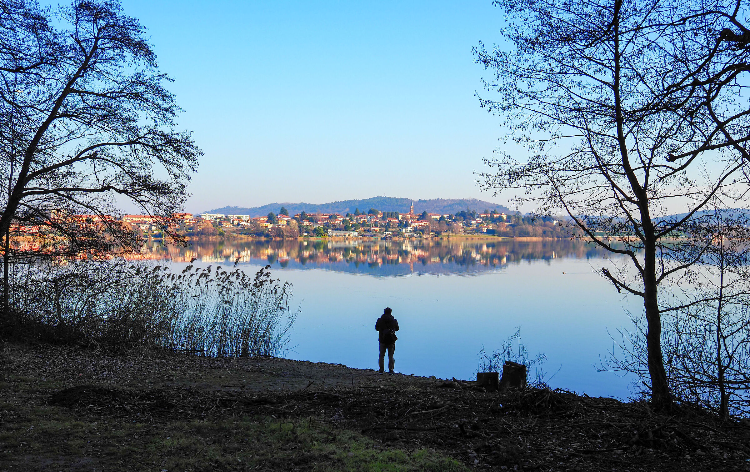 Angelo in riva al lago