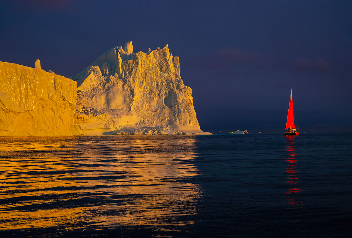 Vela tra gli iceberg di Disko Bay al tramonto