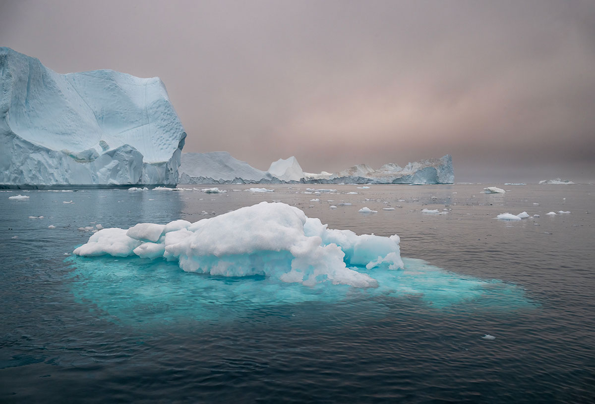 Iceberg tra la nebbia nella baia di Disko Bay