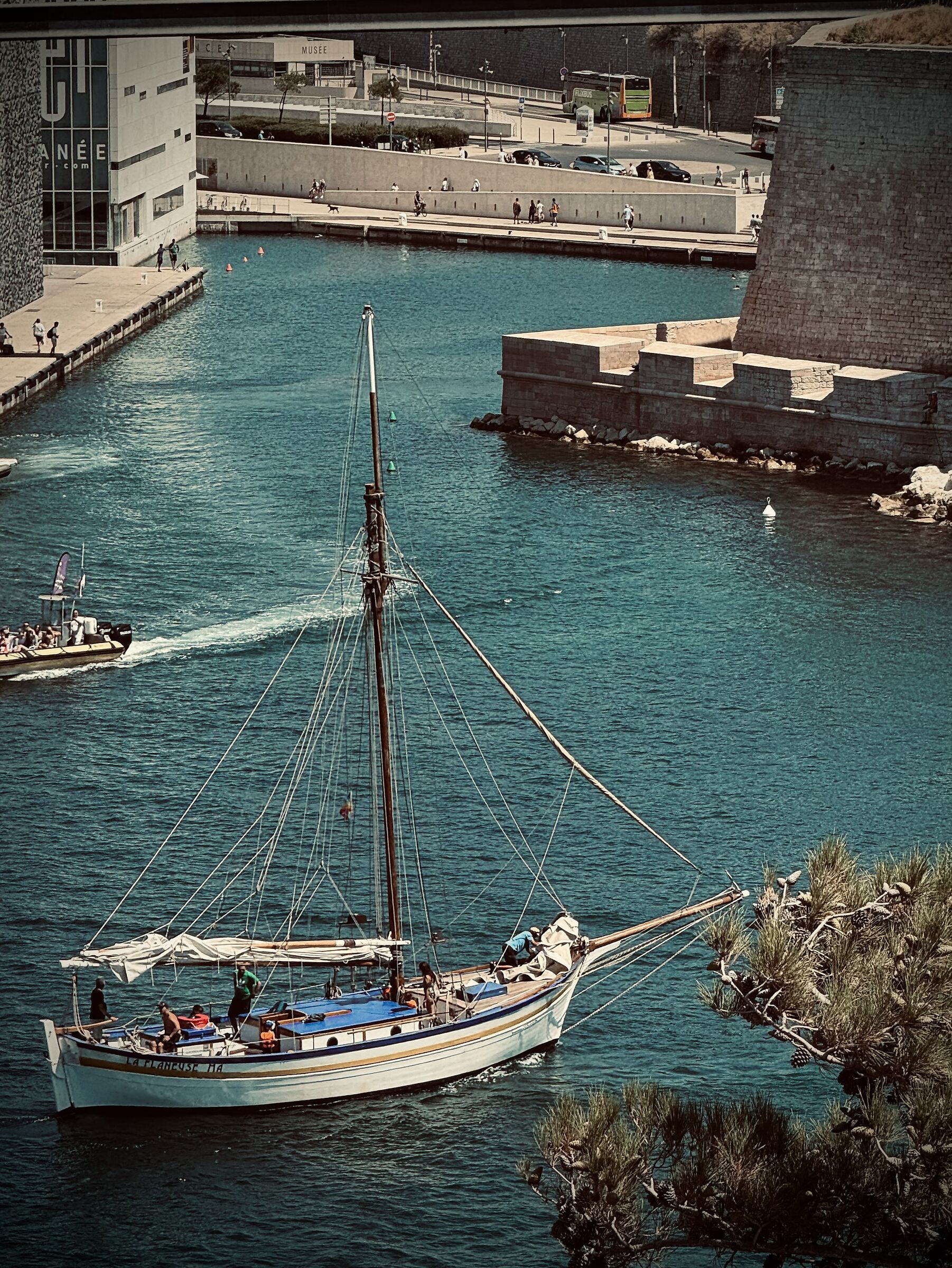 Who comes and who comes to Marseille