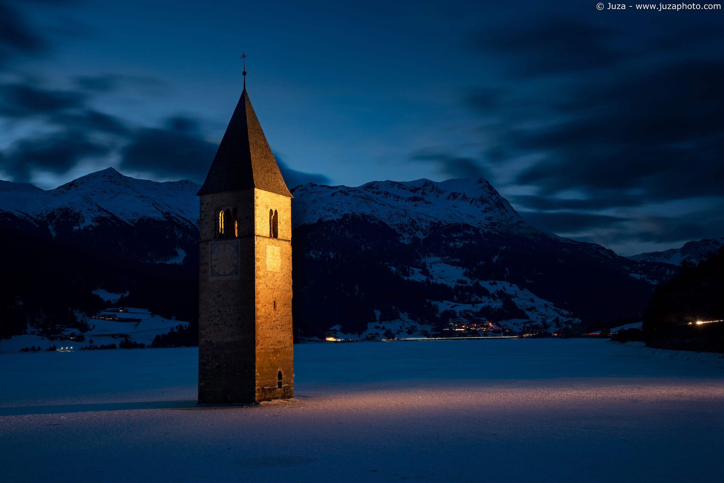 Il campanile di Resia, ora blu