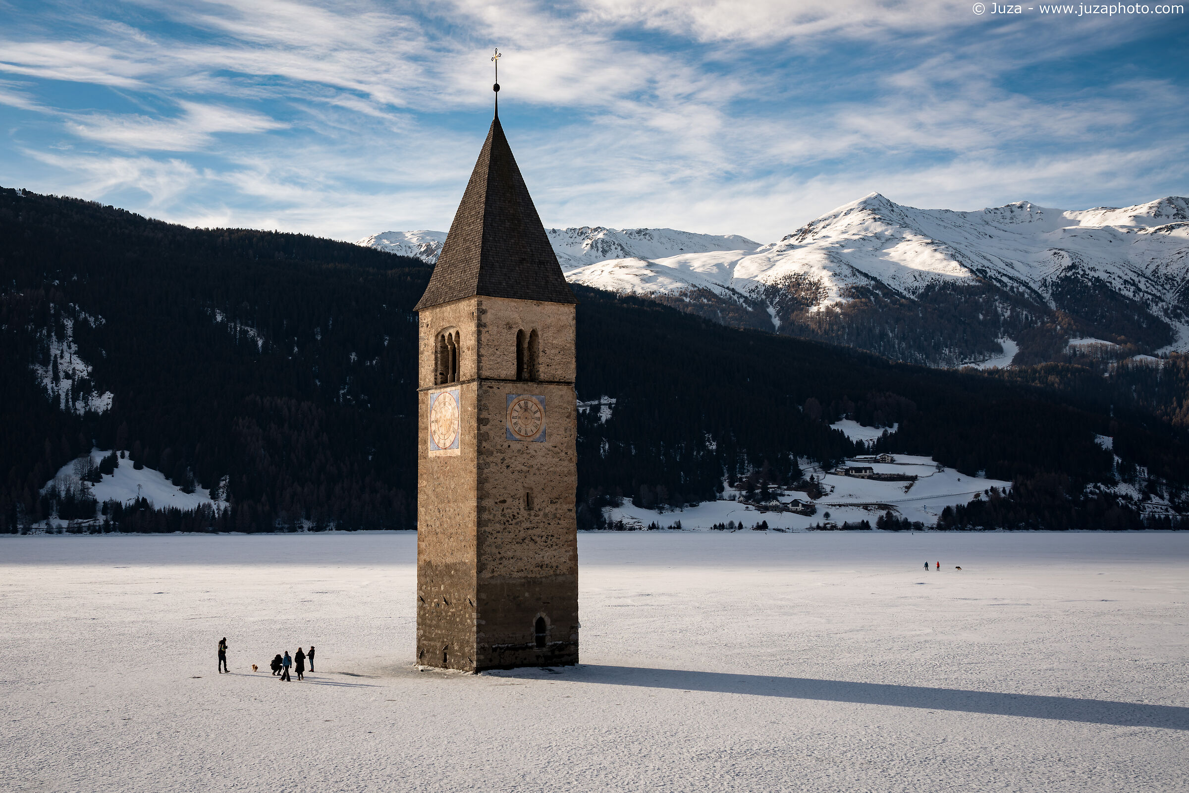 Il campanile e il lago ghiacciato di Resia