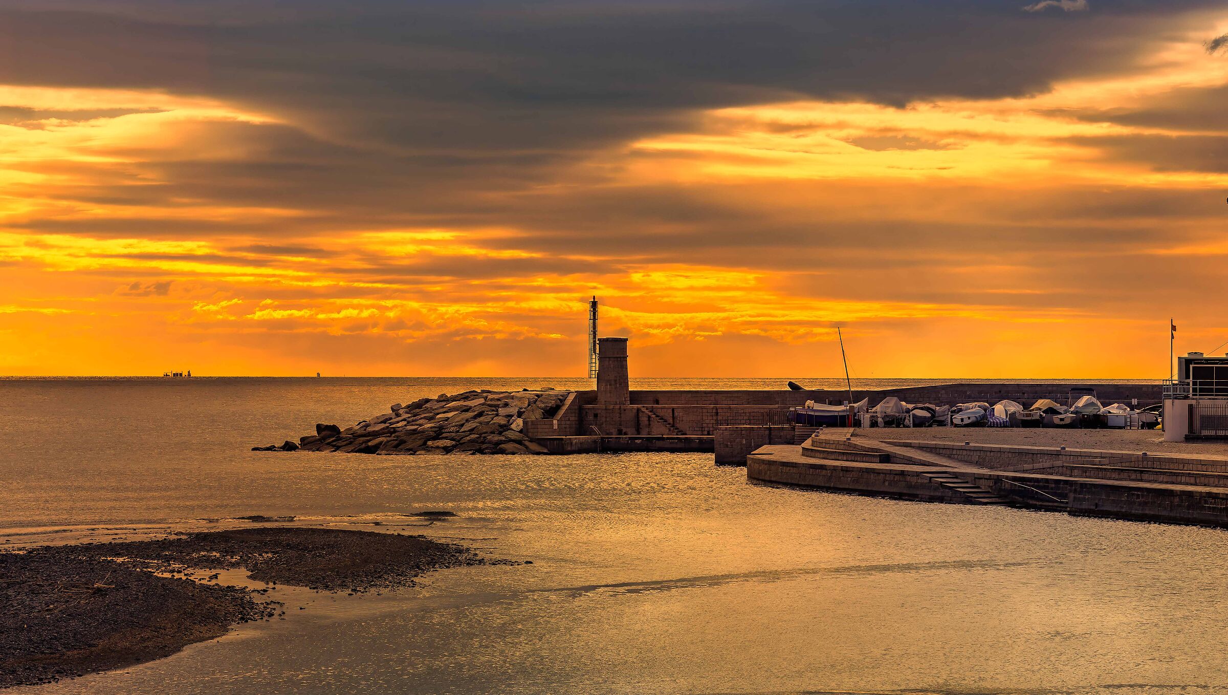 E la in mezzo al mar...............