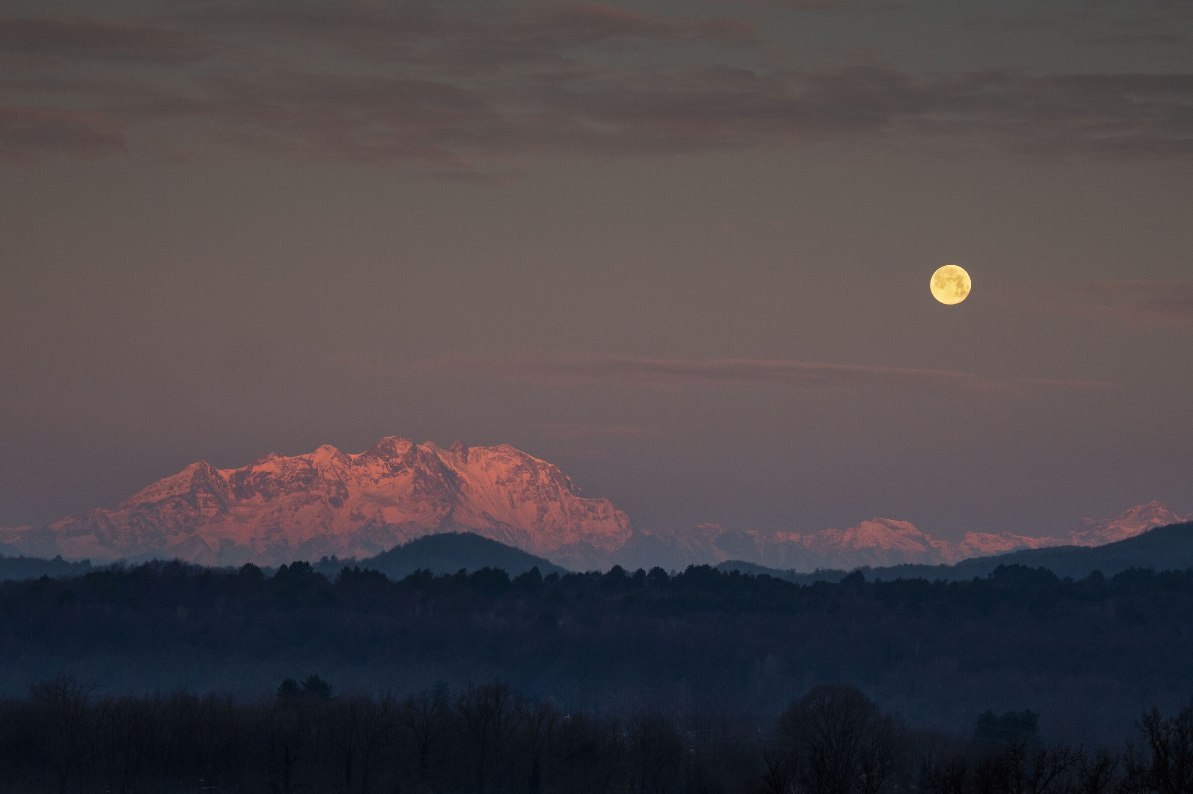 La luna tramonta a lato del massiccio del Rosa