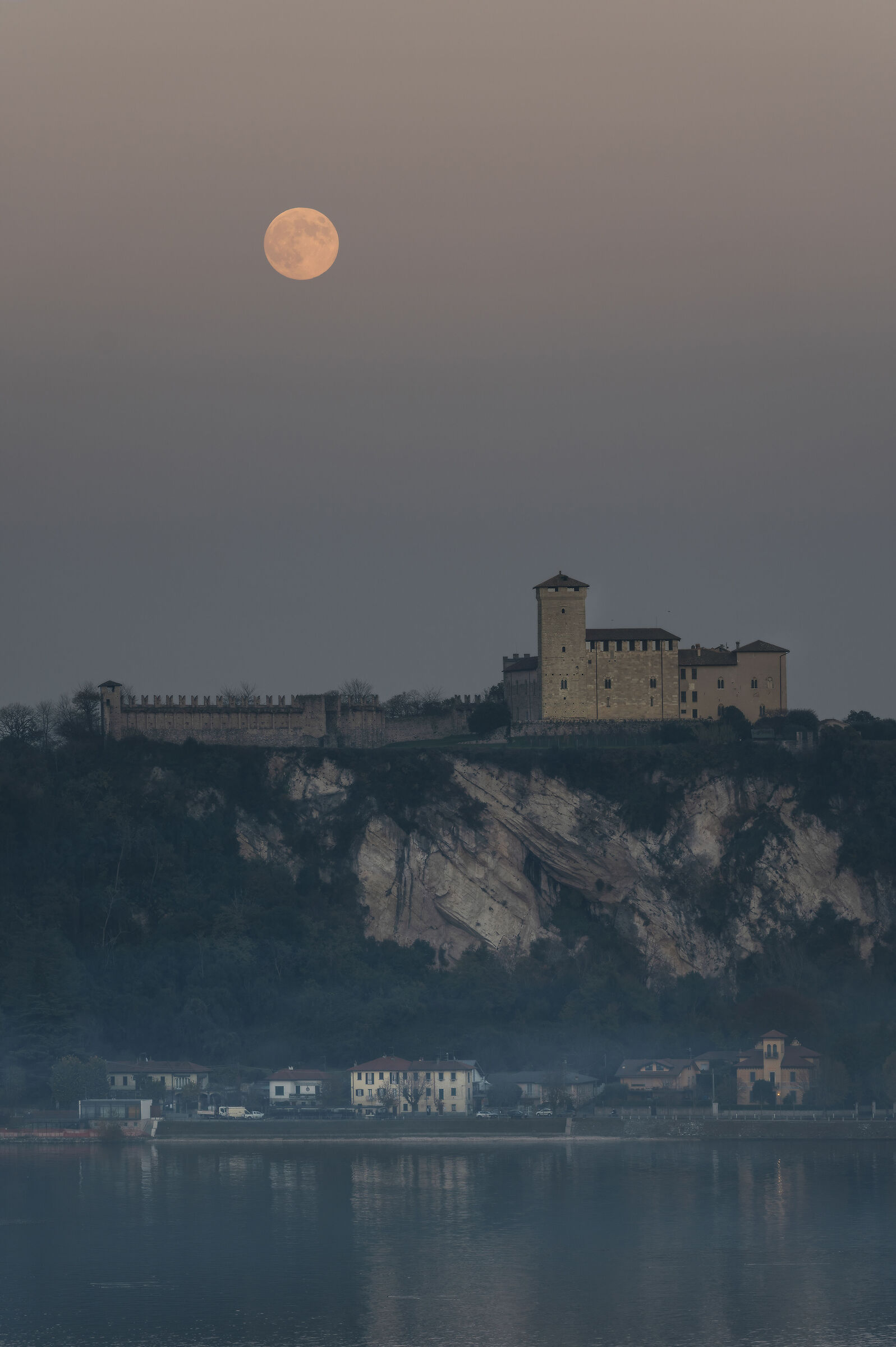 La luna sorge sulla Rocca di Angera