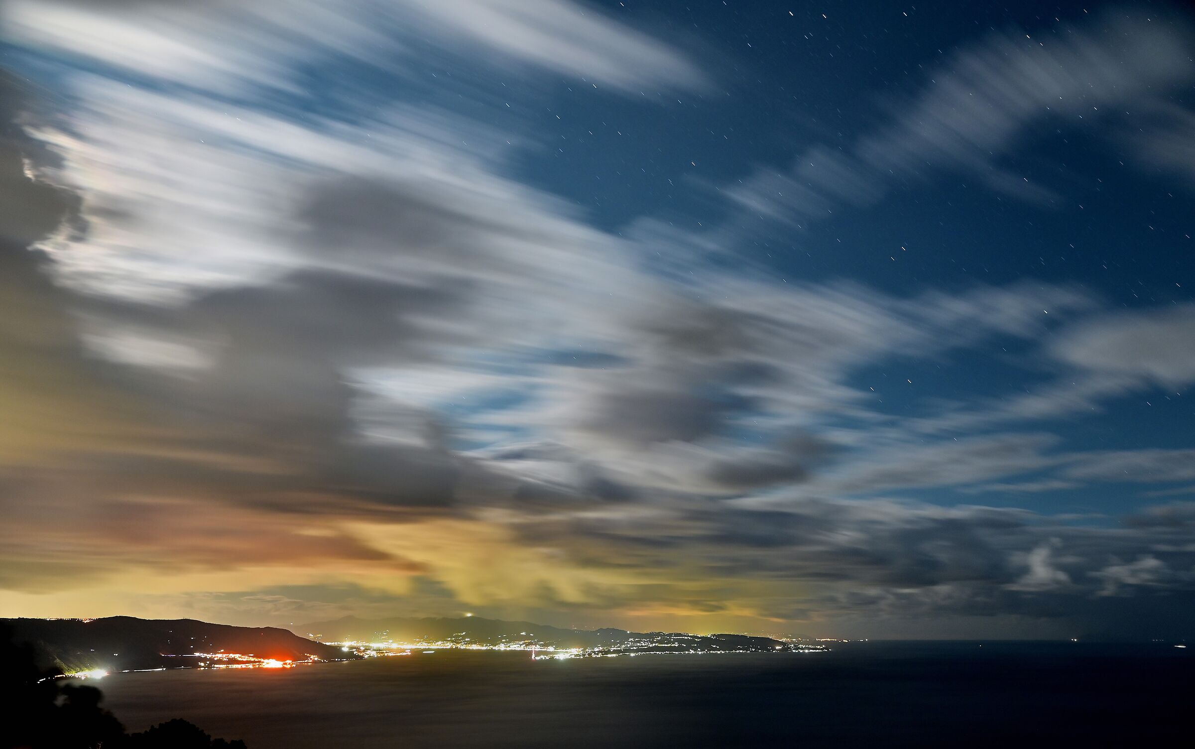 Pure le nuvole hanno fretta di attraversare lo Stretto