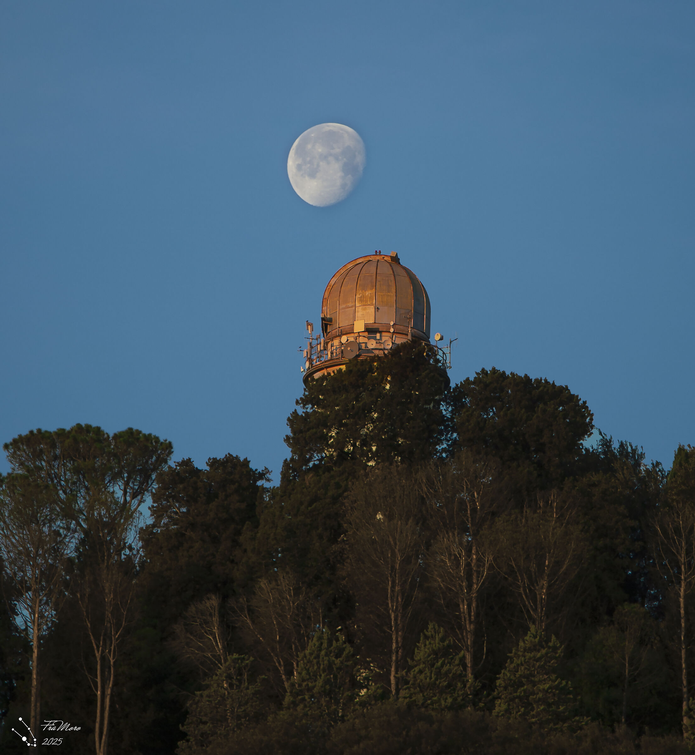 La torre solare e la Luna
