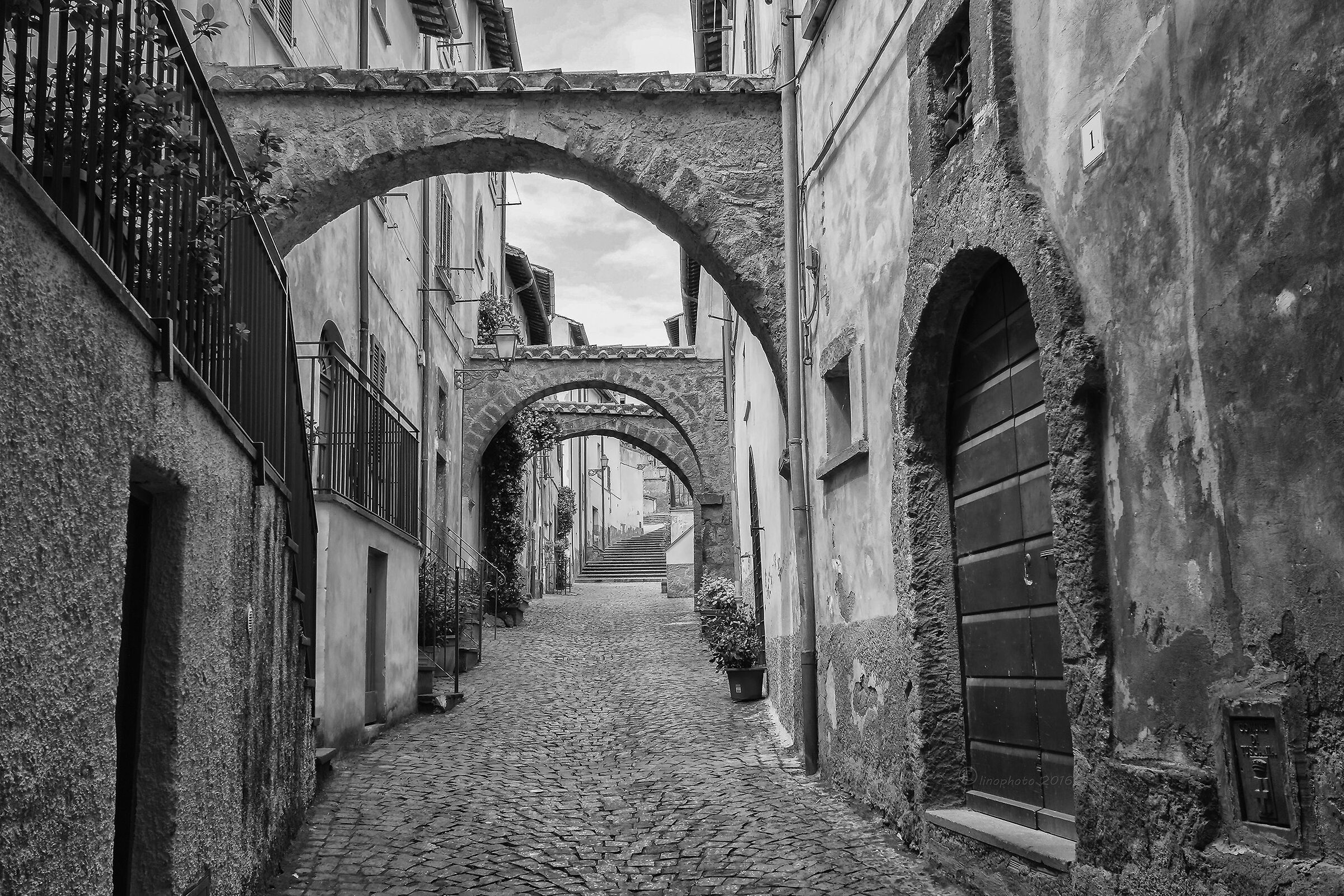 Tuscania - Centro Storico - via degli Archi