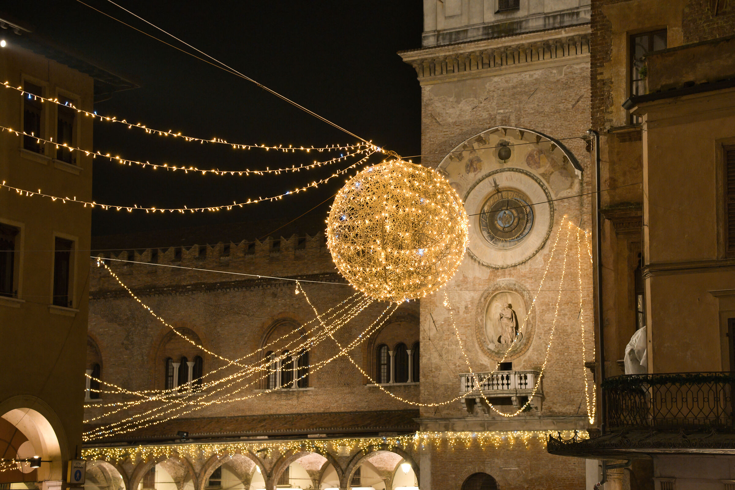 Le luminarie di Natale e il palazzo della Ragione