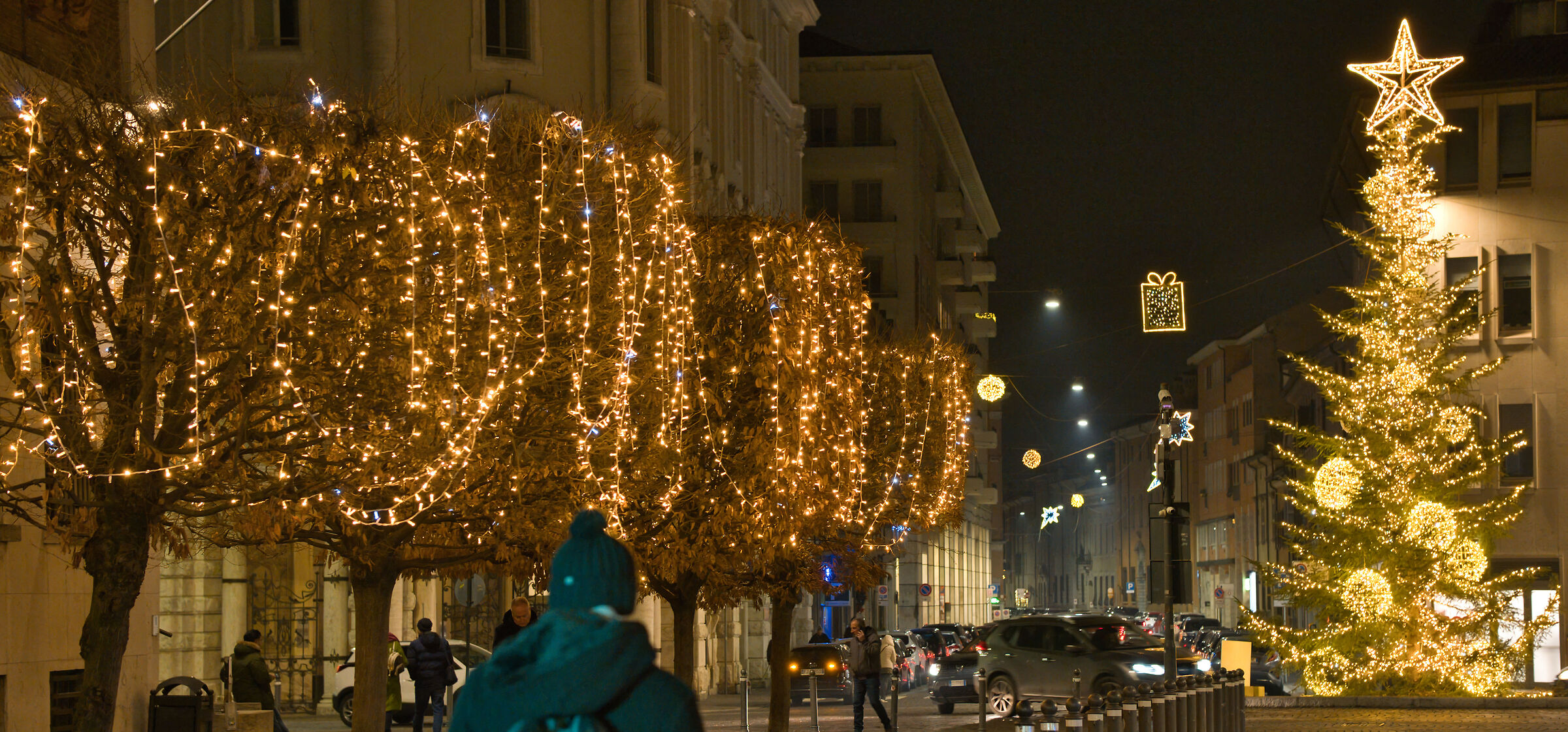 Le luminarie in piazza Martiri di Belfiore