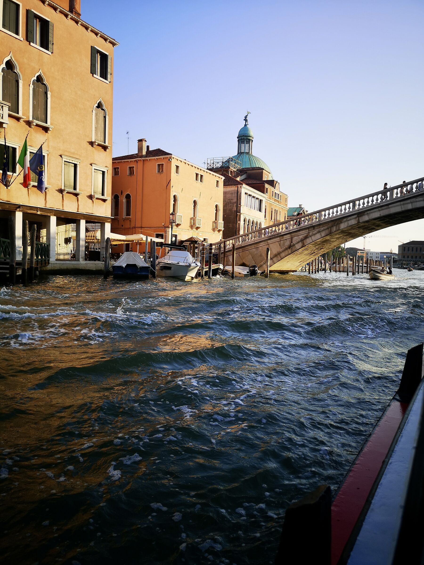 tramonto a filo d'acqua