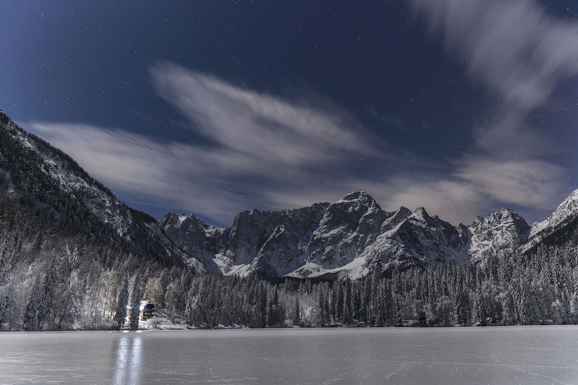 Lago inferiore di Fusine by night