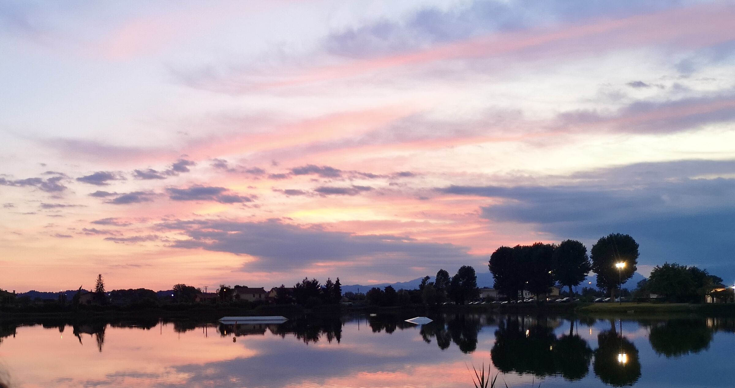 vista dal lago al tramonto