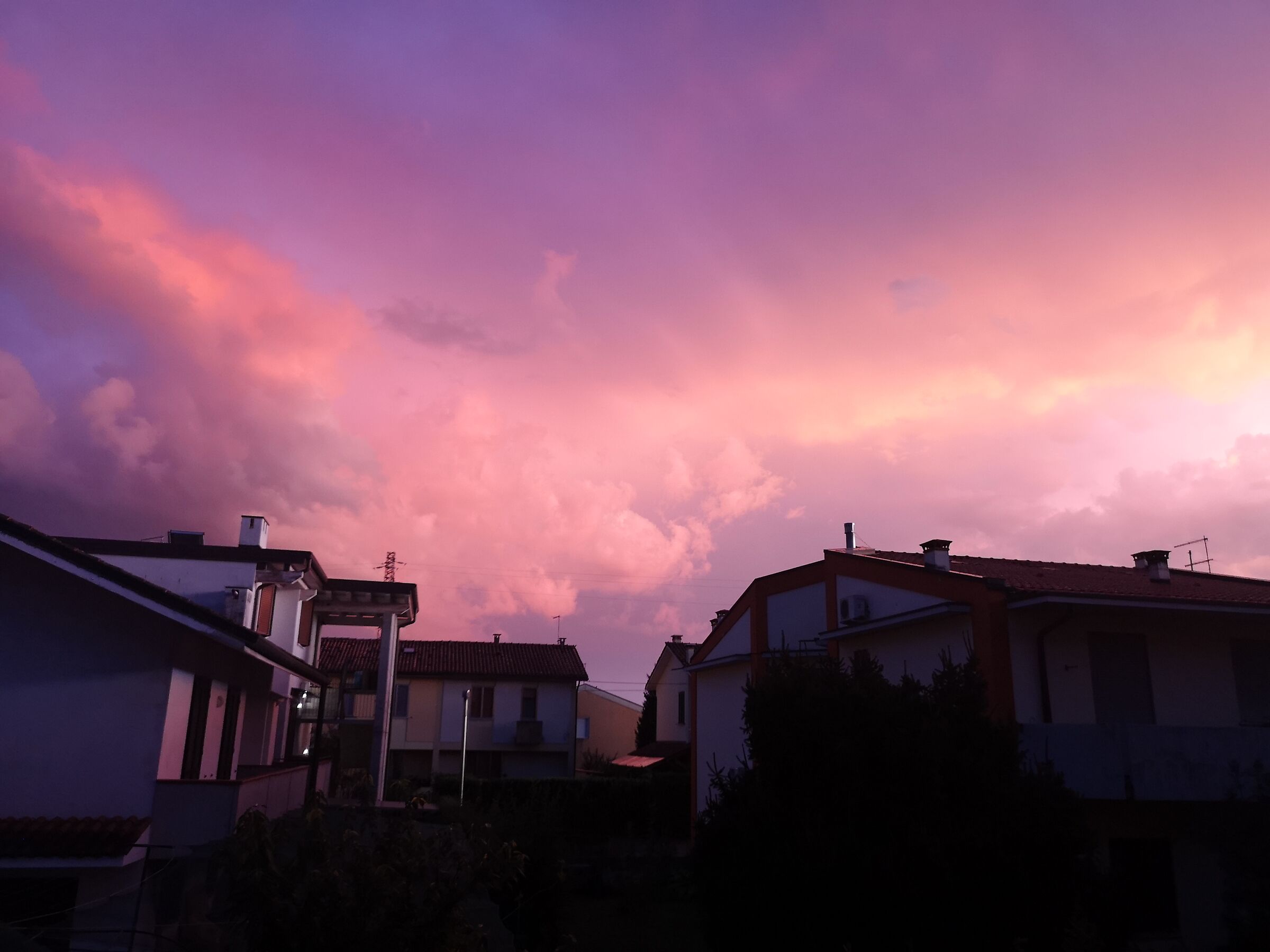 tramonto rosa dietro casa