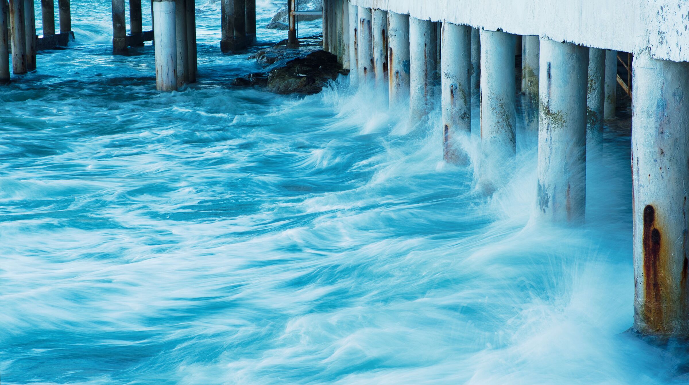 The flowing waves