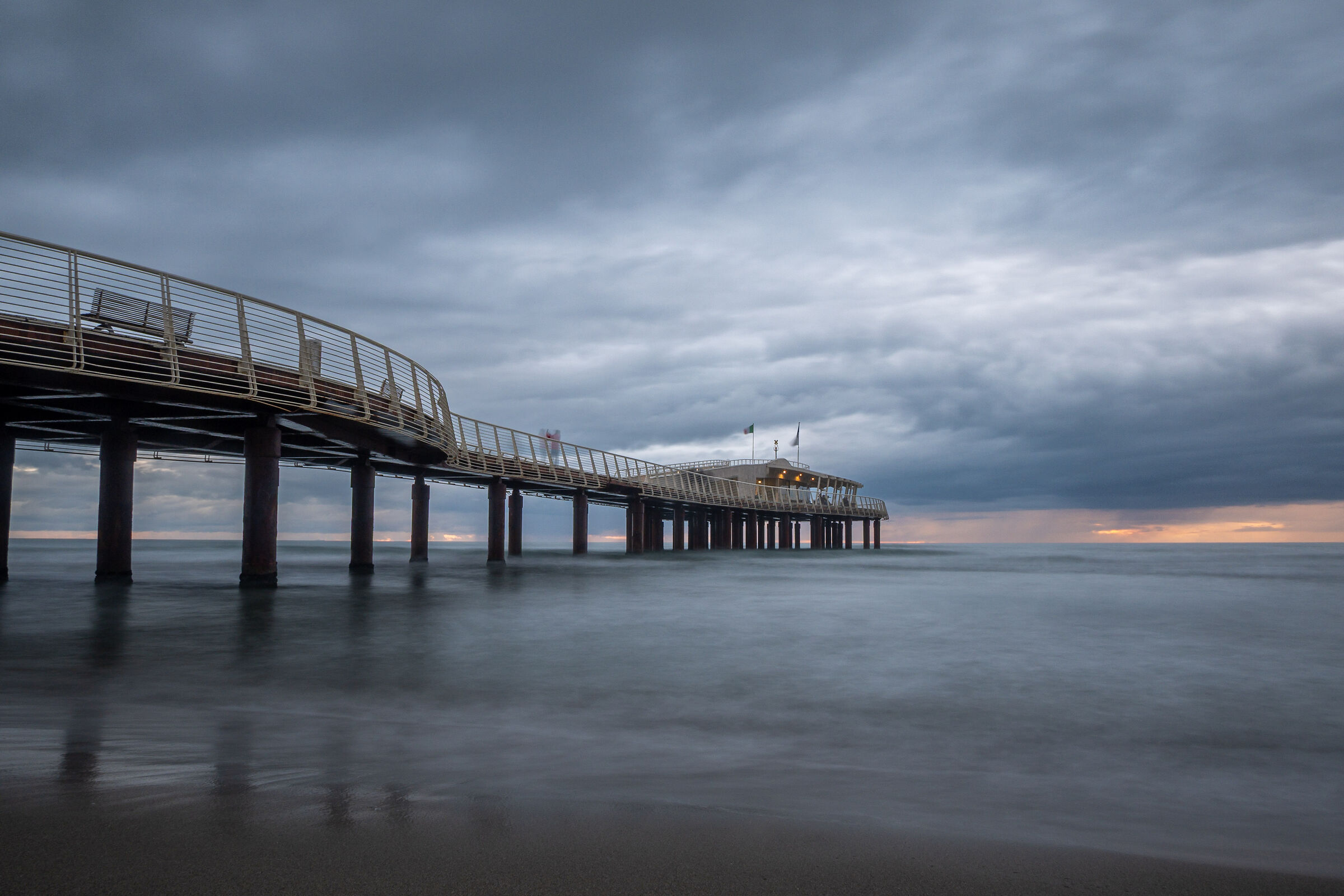 Pontile di Lido di Camaiore tra cielo e mare