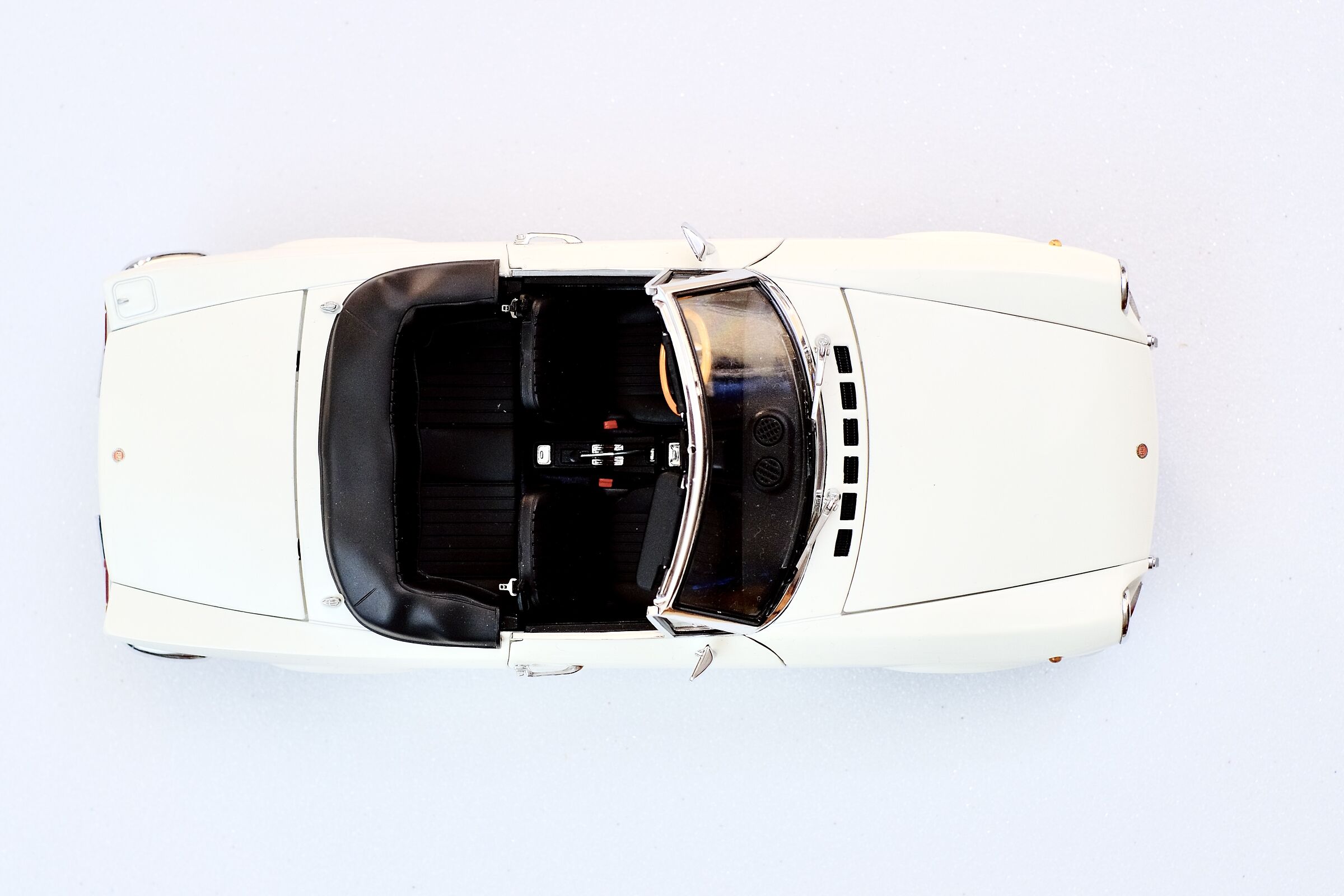 White 4 - Fiat 124 Spider