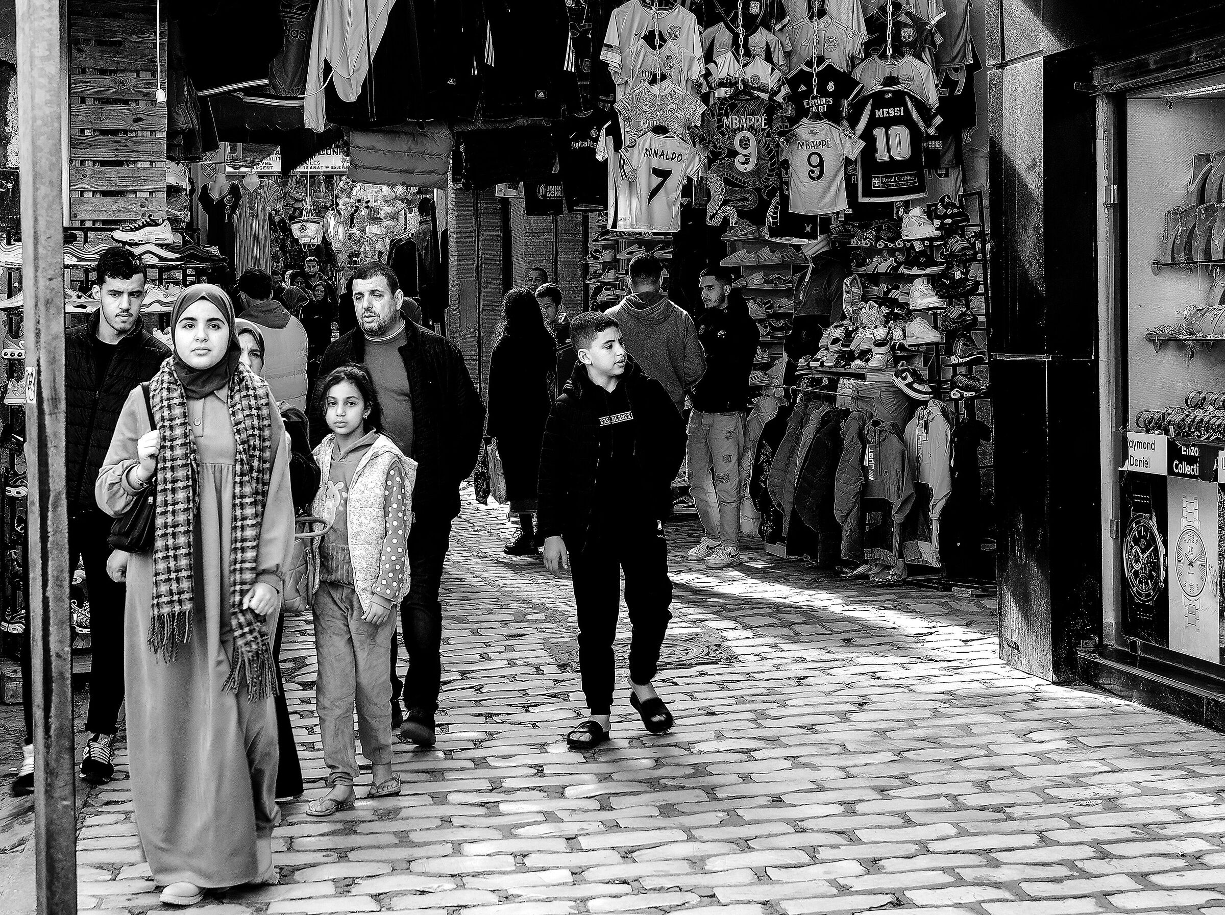 Distracted men and women who look far away...