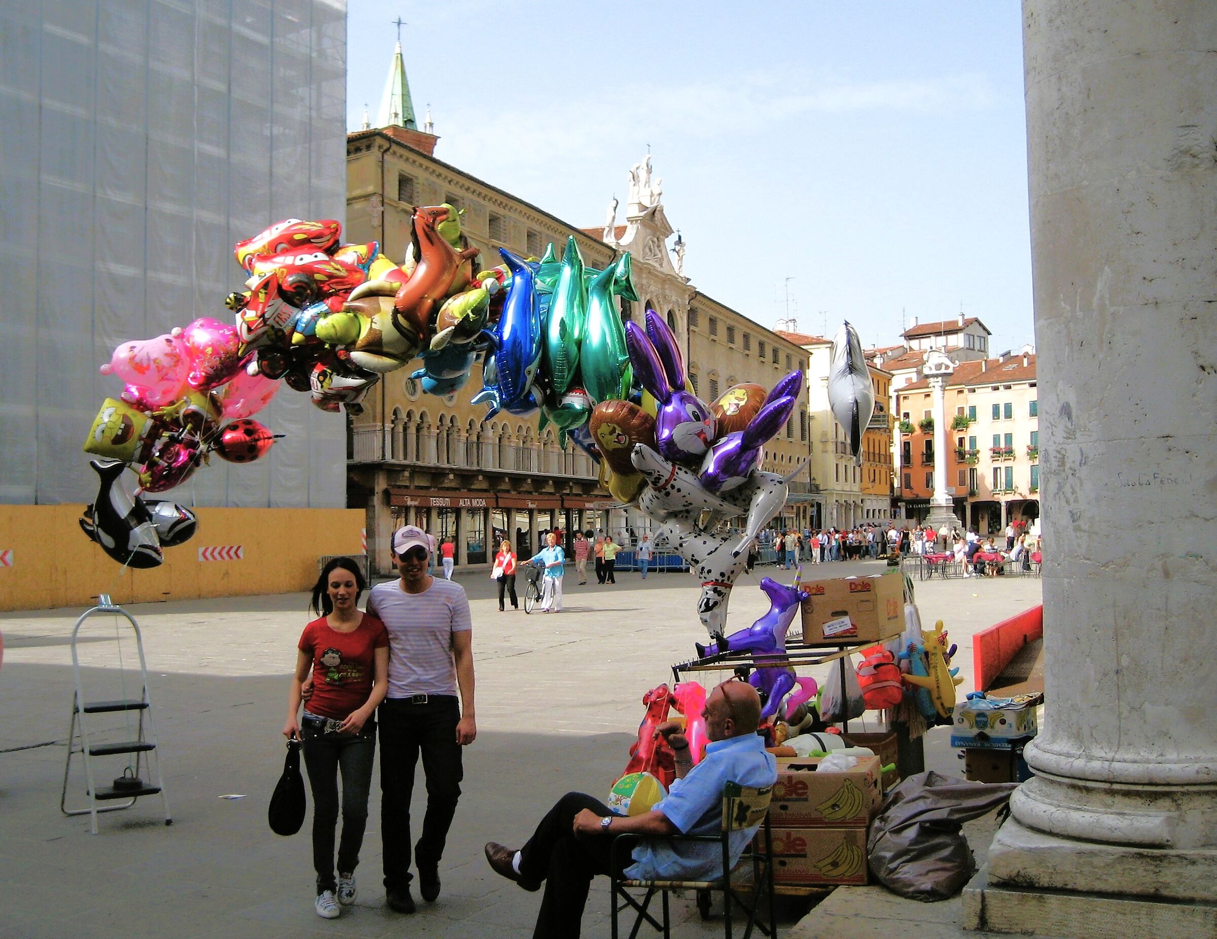 sotto l'arco dei palloncini