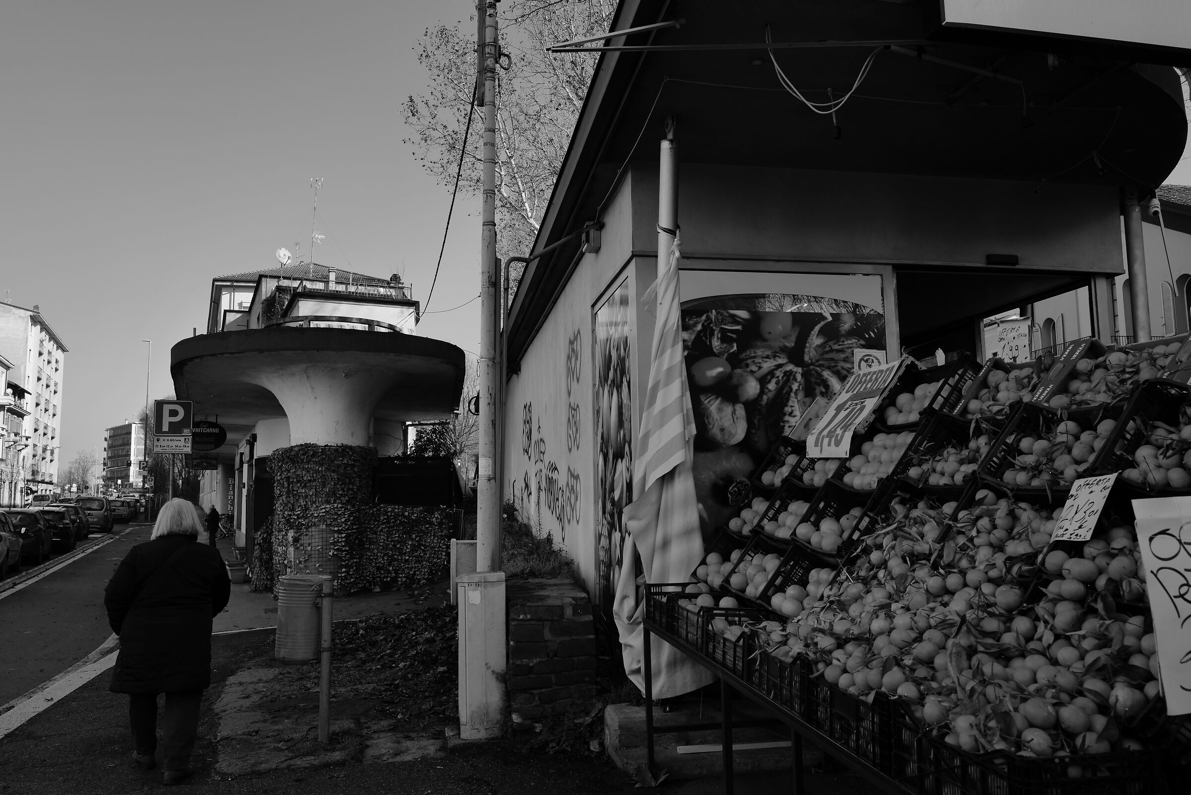 l'ex distributore e il banco della frutta