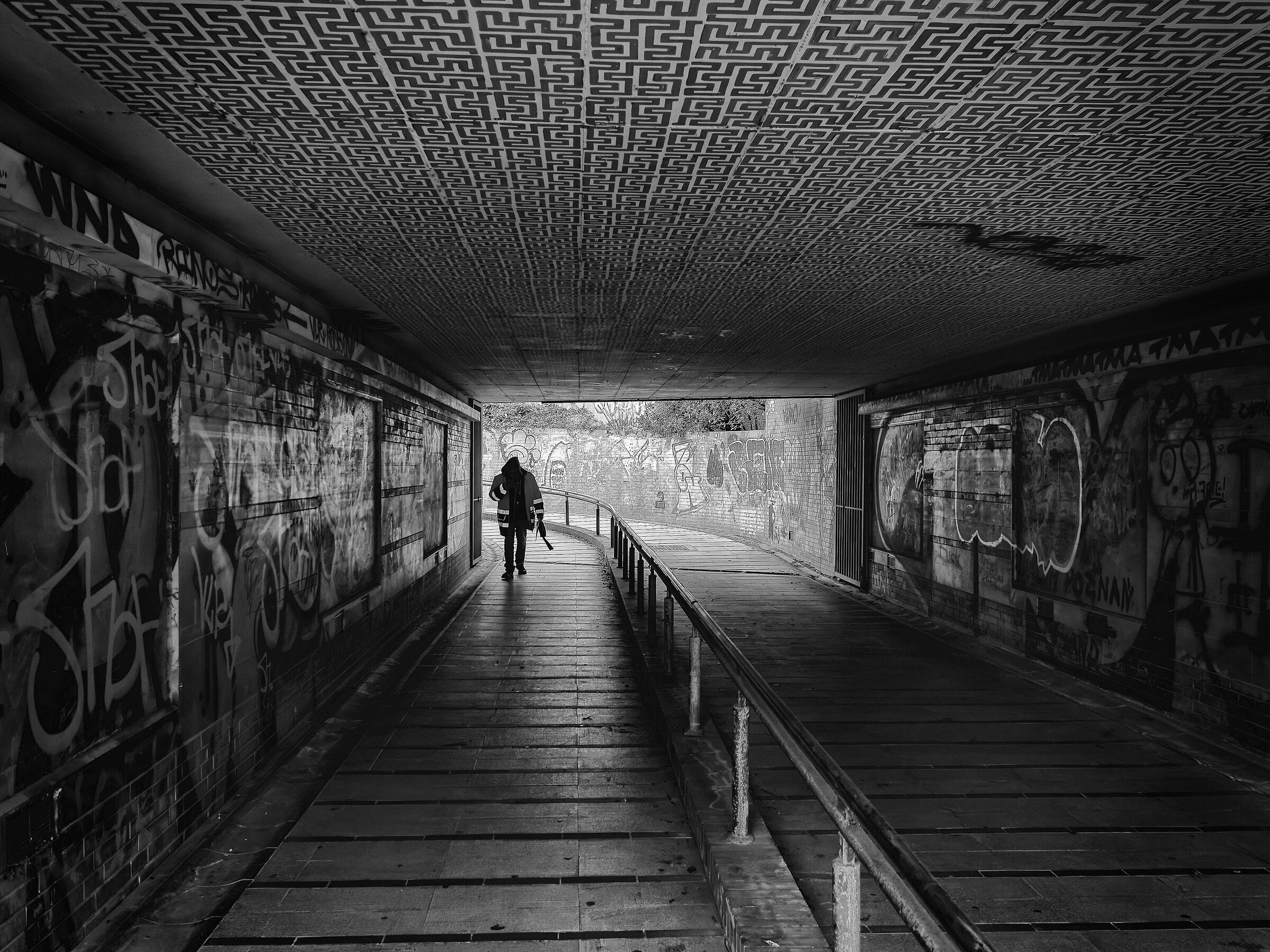 Solitario nei meandri della città