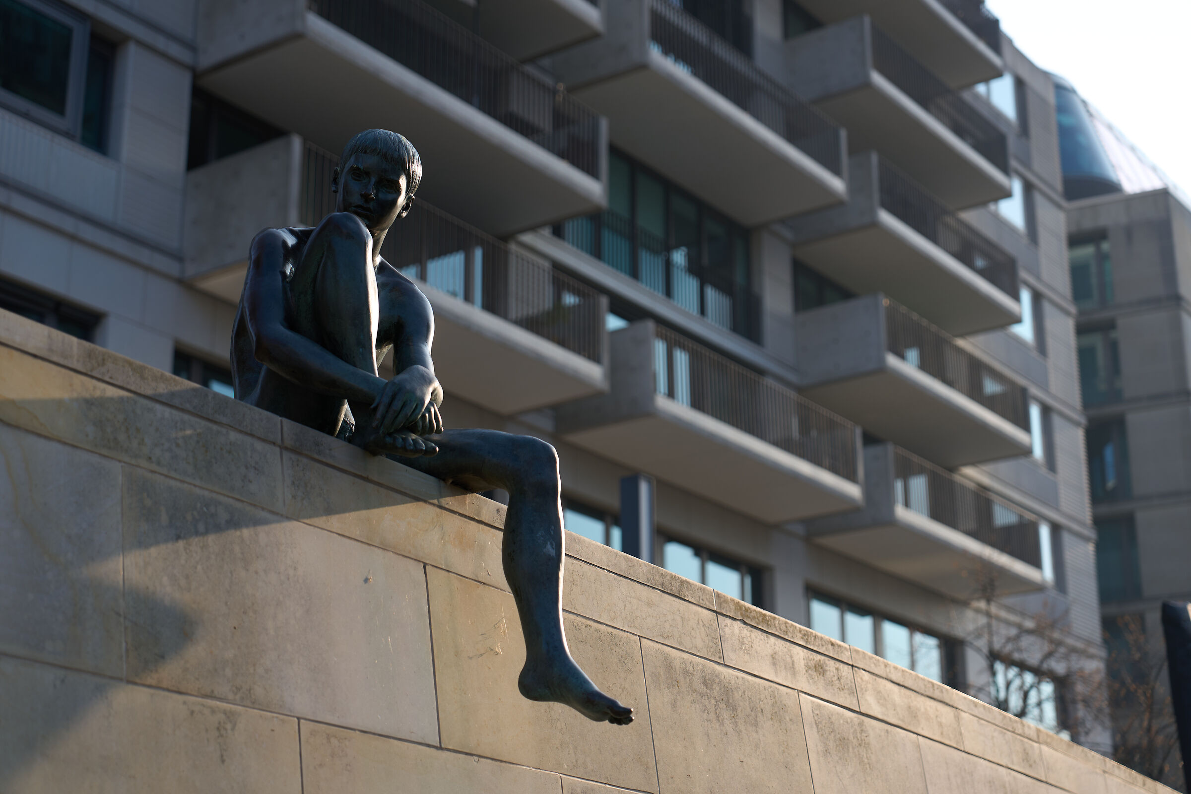 statua lungo il fiume spera