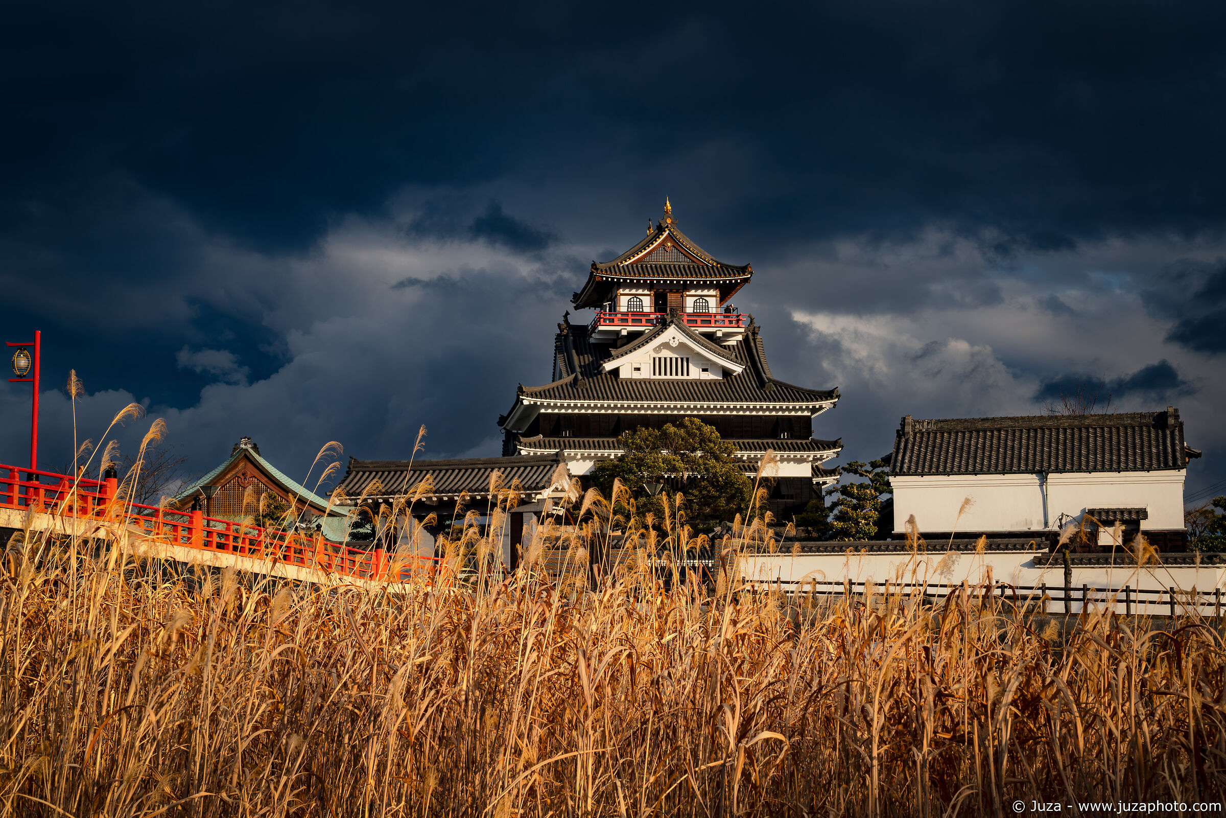 Kiyosu, between blue and gold