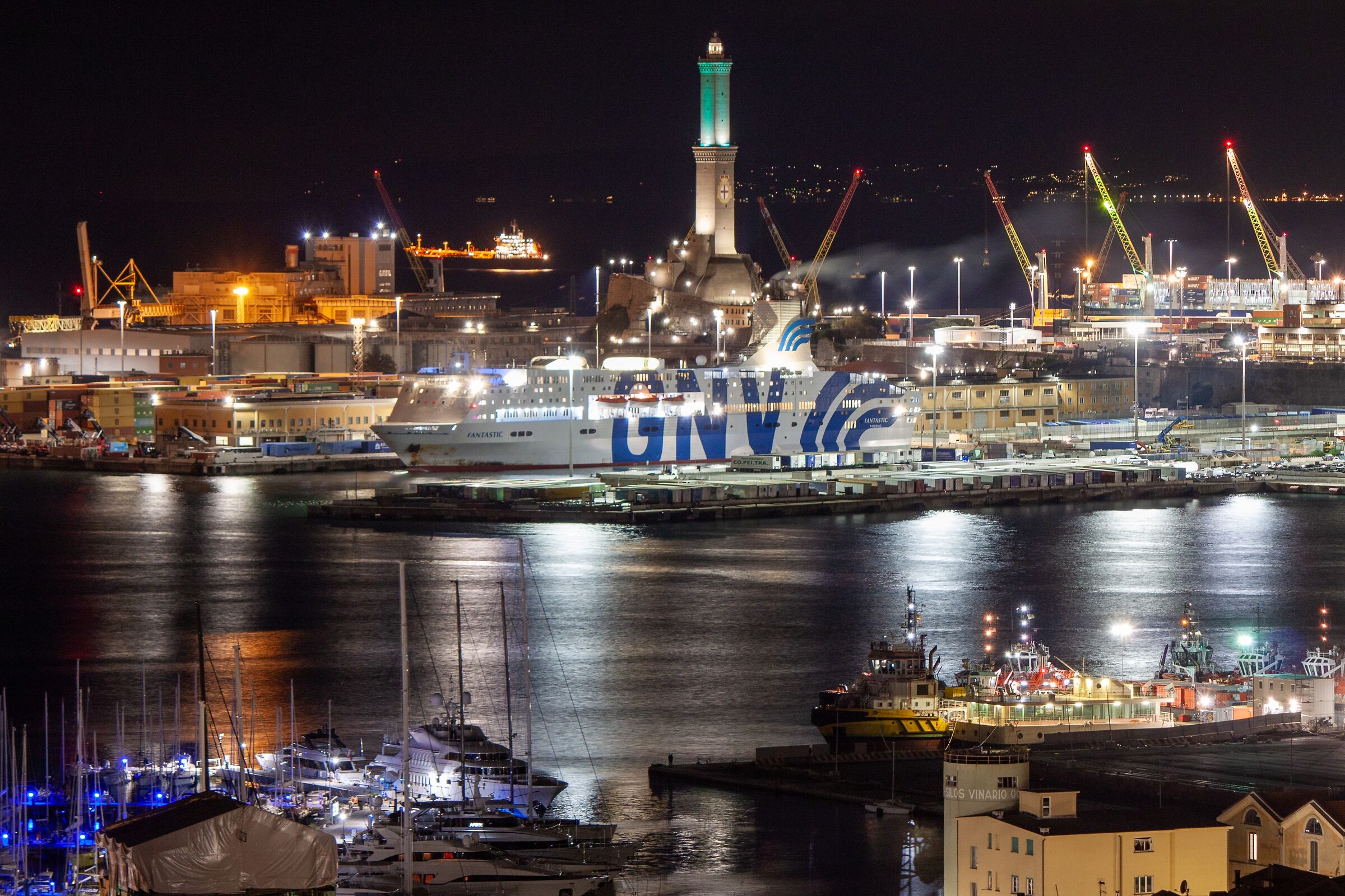 Lanterna and the port
