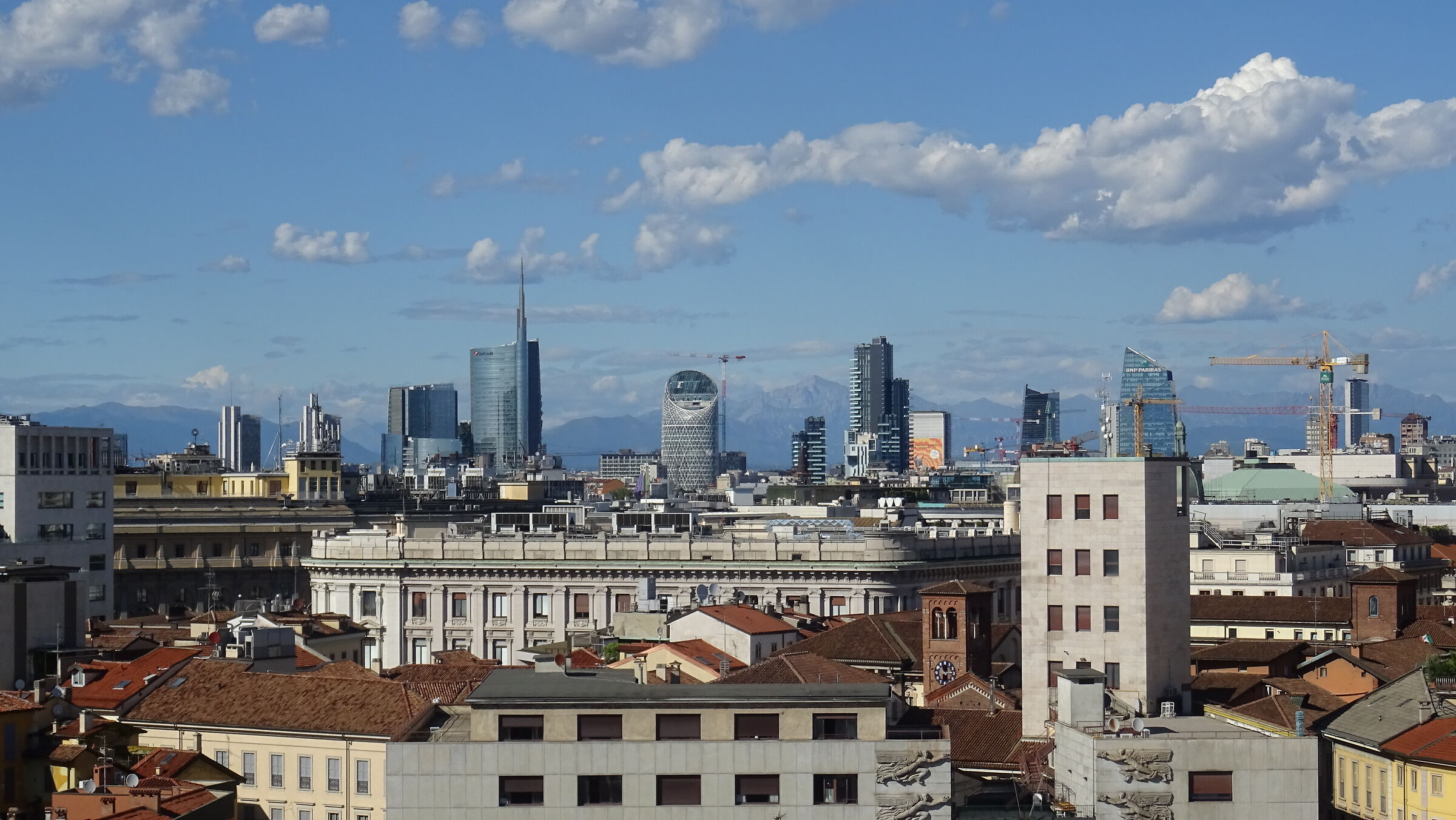 skyline con le montagne