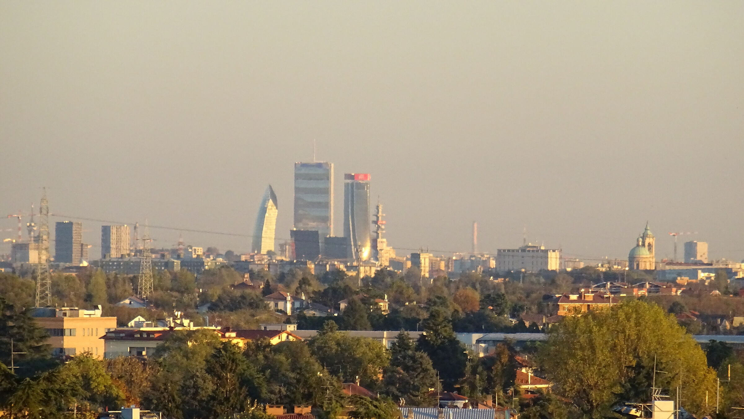 Milano bagnata dal sole