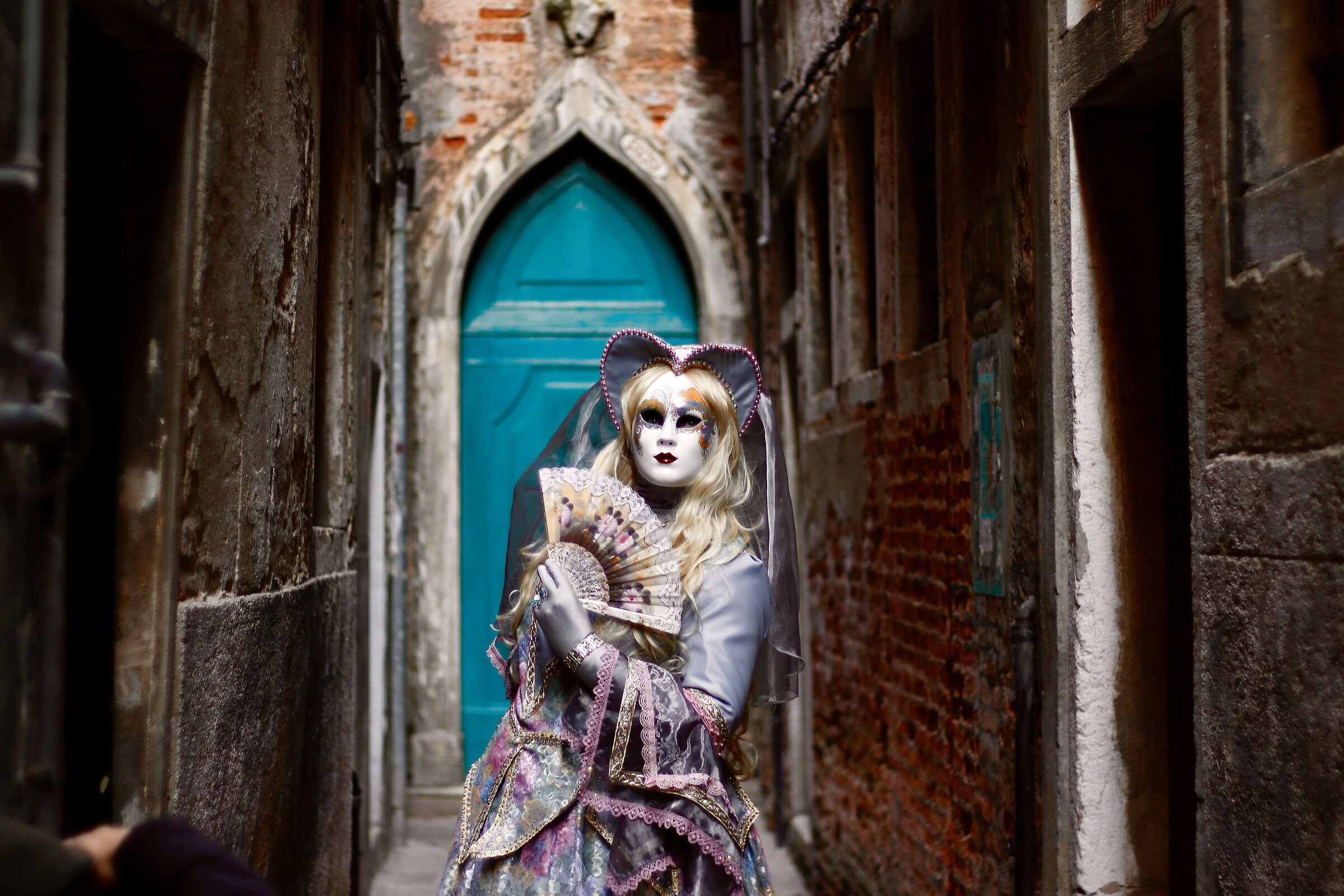 la dama della porta blu