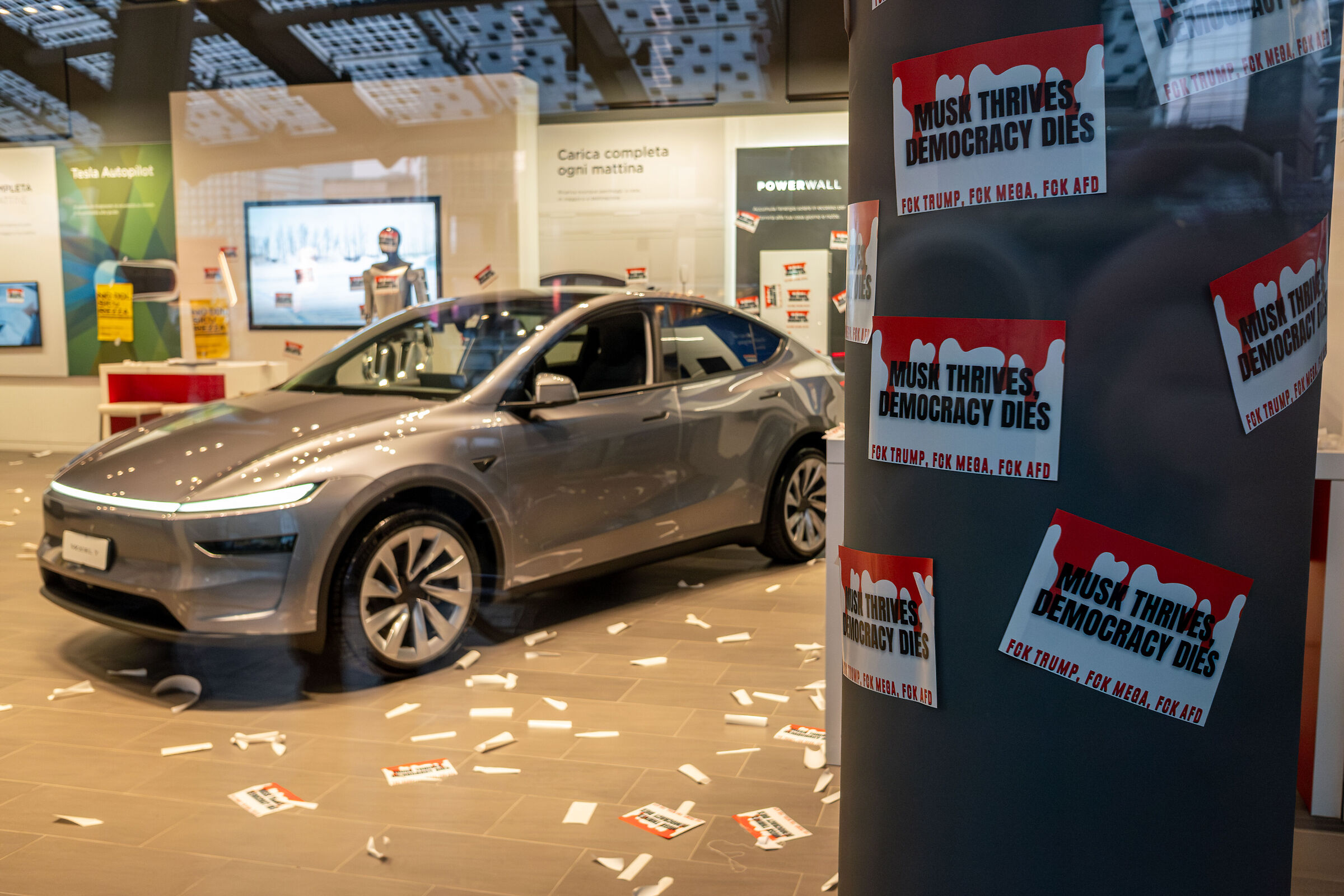 Blitz di protesta nello showroom Tesla