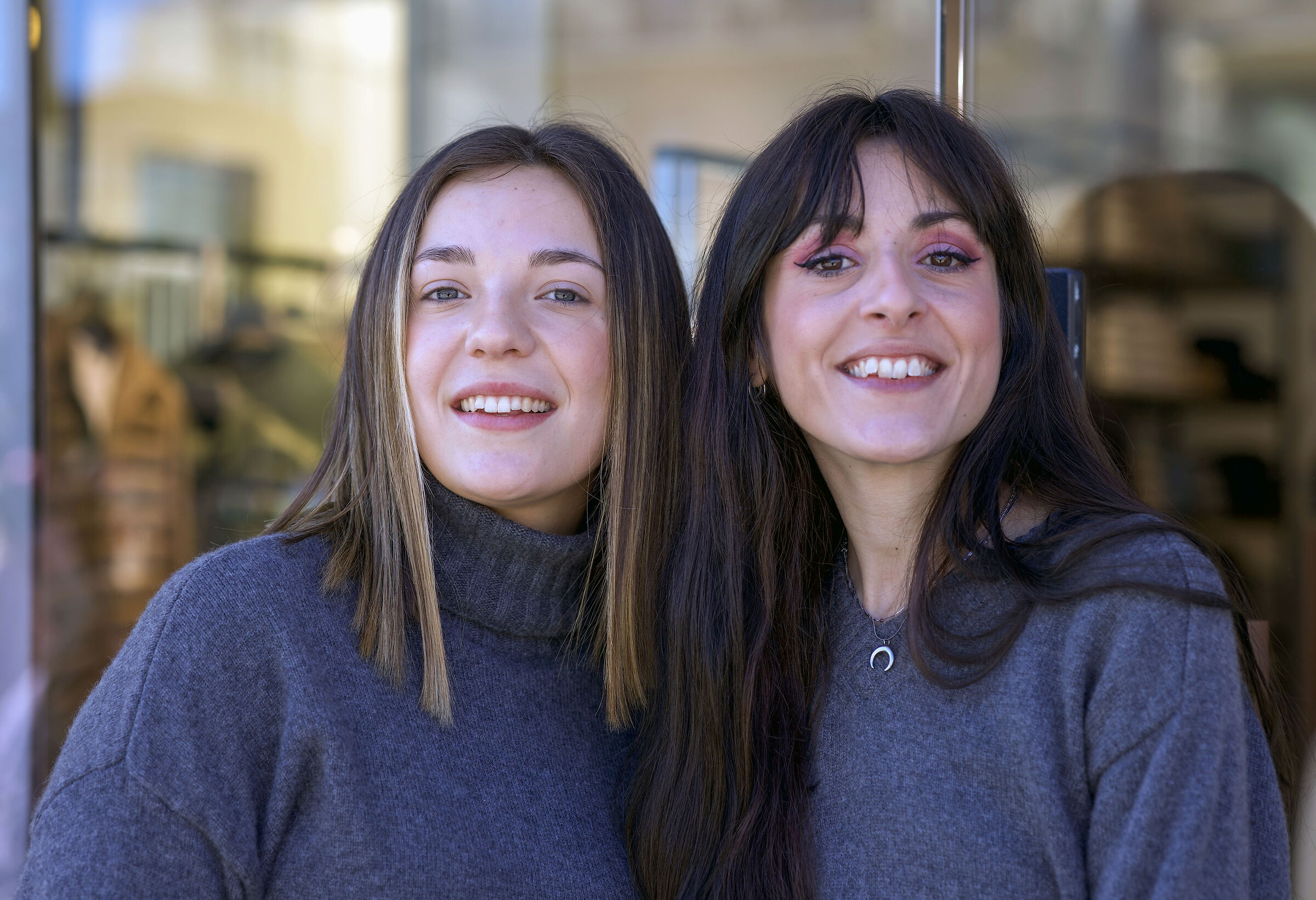 The saleswomen Virginia and Giulia
