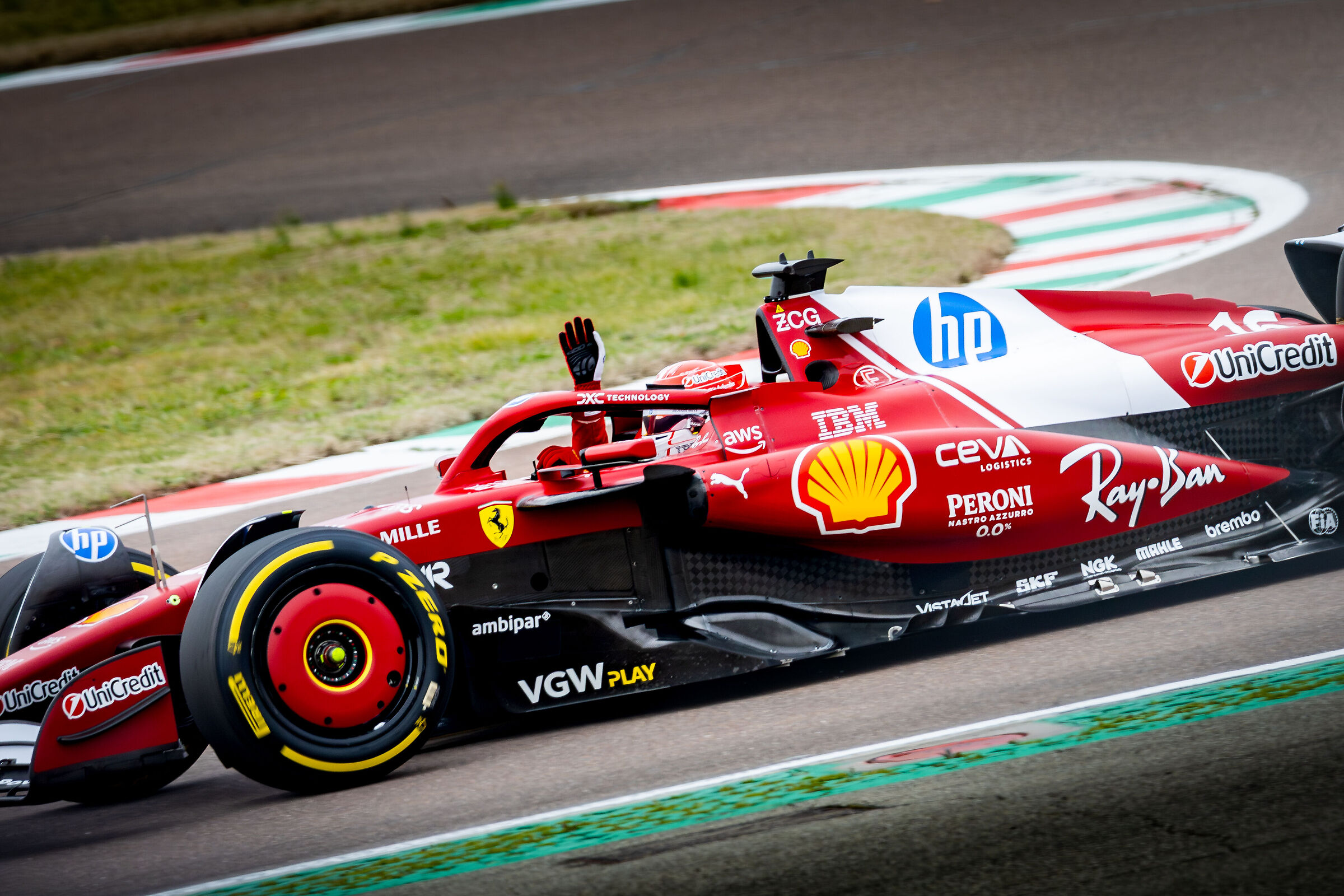 Charles Leclerc saluta i tifosi