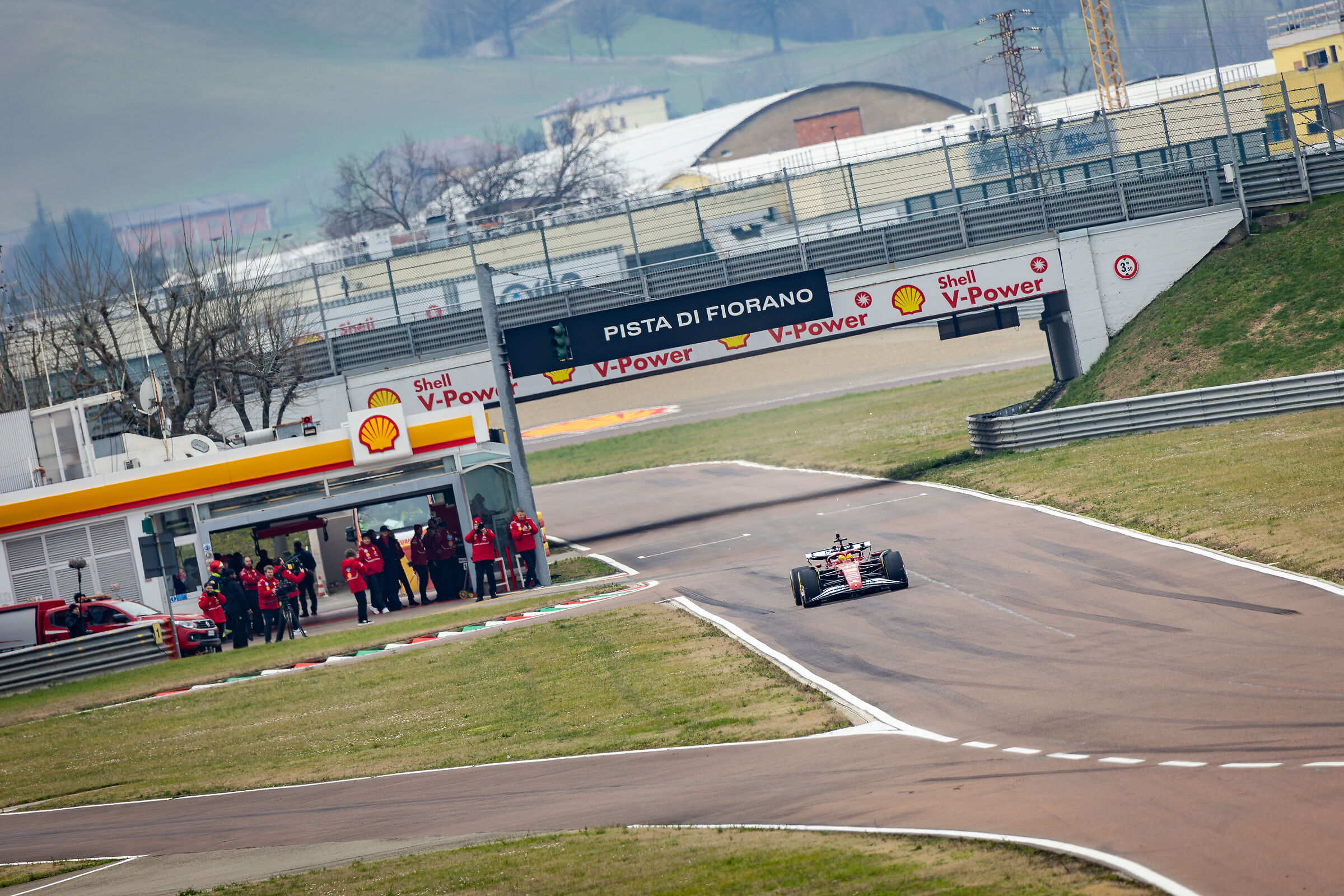 Primi giri di Hamilton sulla SF25 a Fiorano