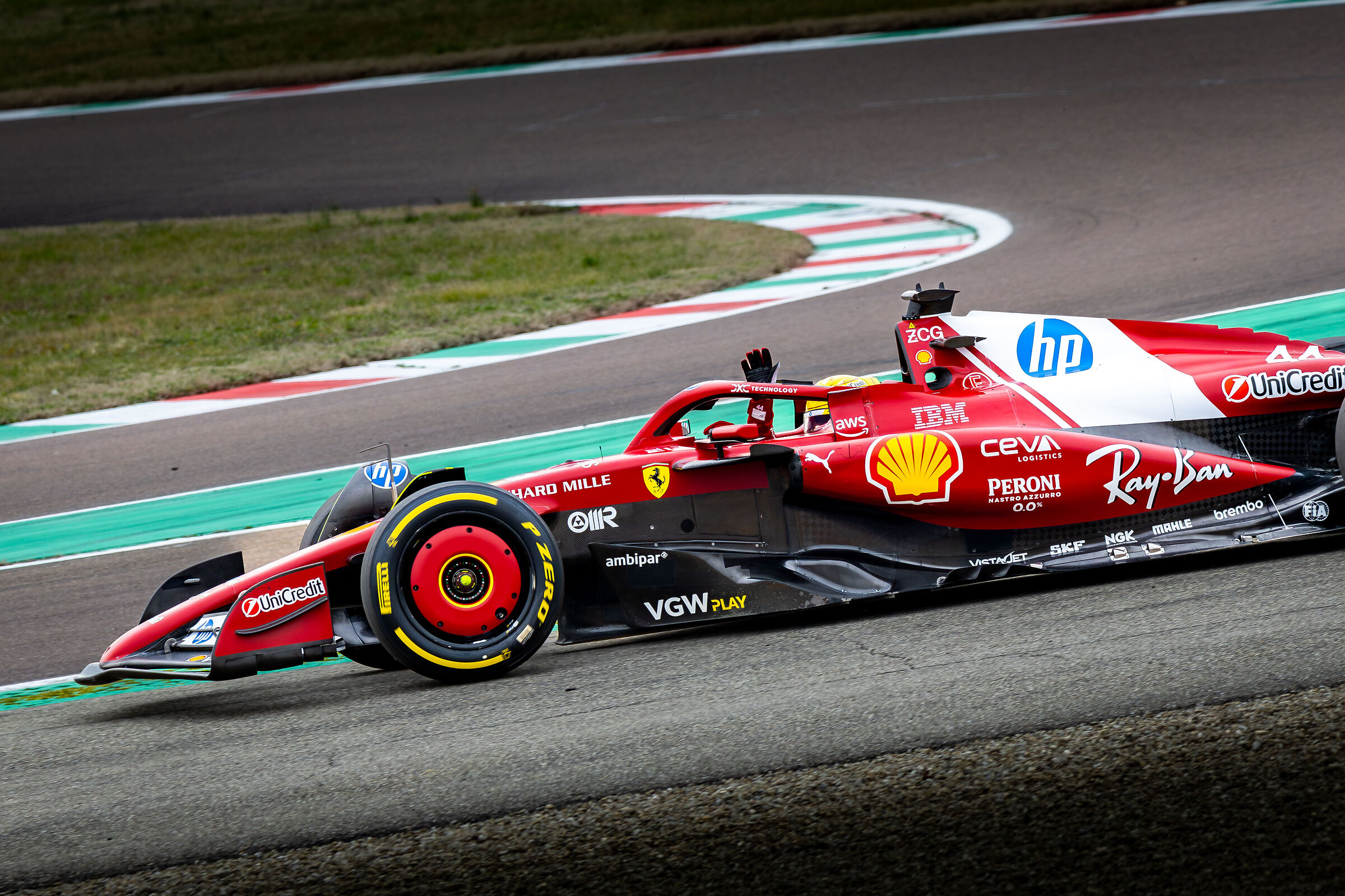 Lewis Hamilton saluta i tifosi