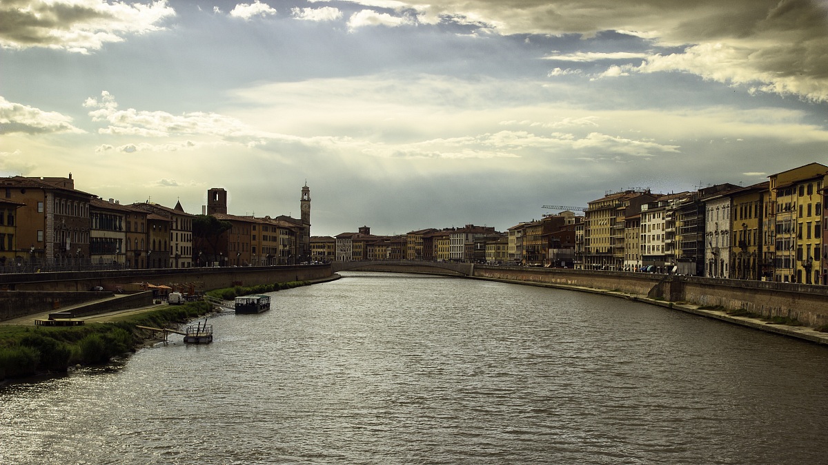 lungarno in un pomeriggio d'estate piovoso