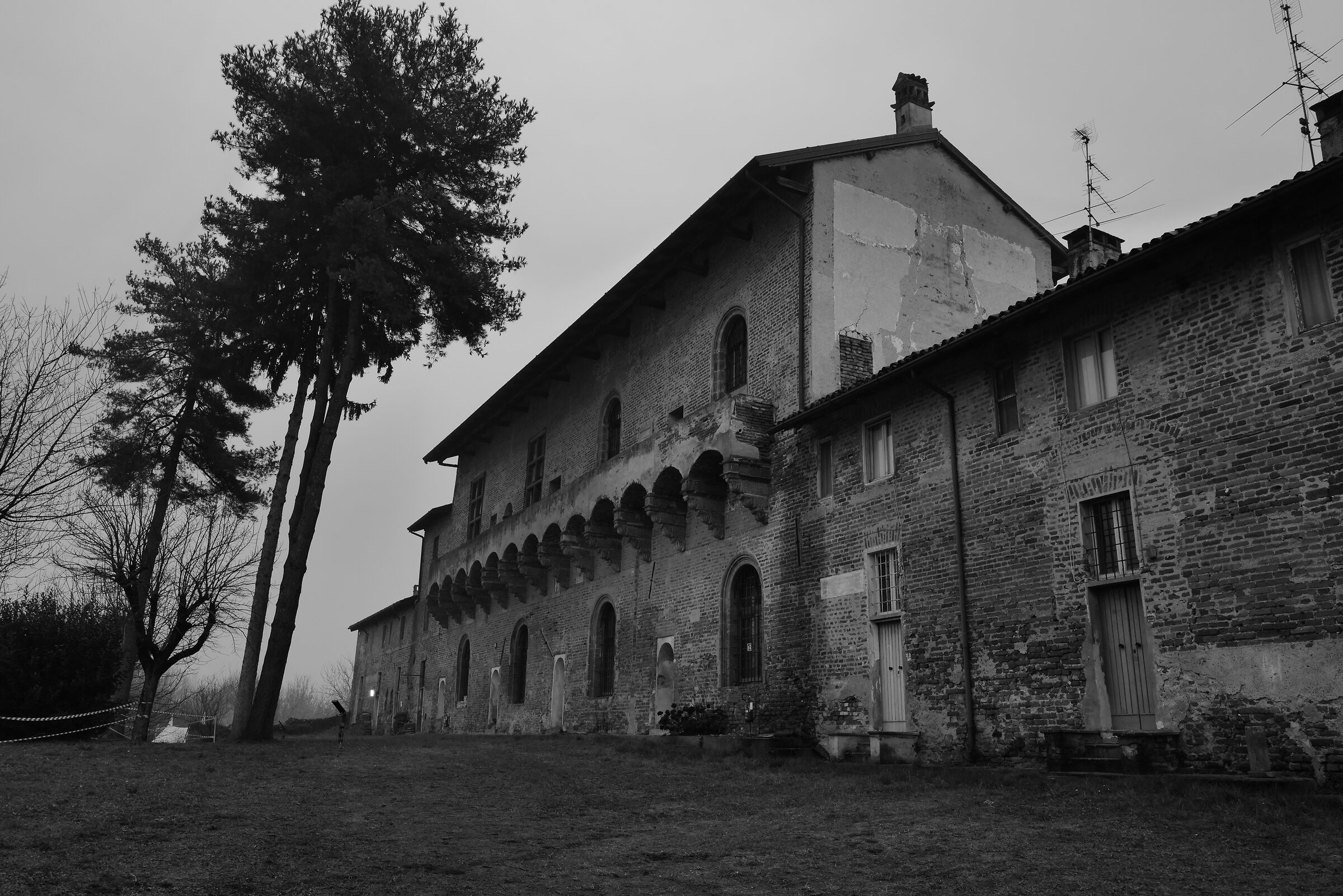 il castello di Mirabello all'alba