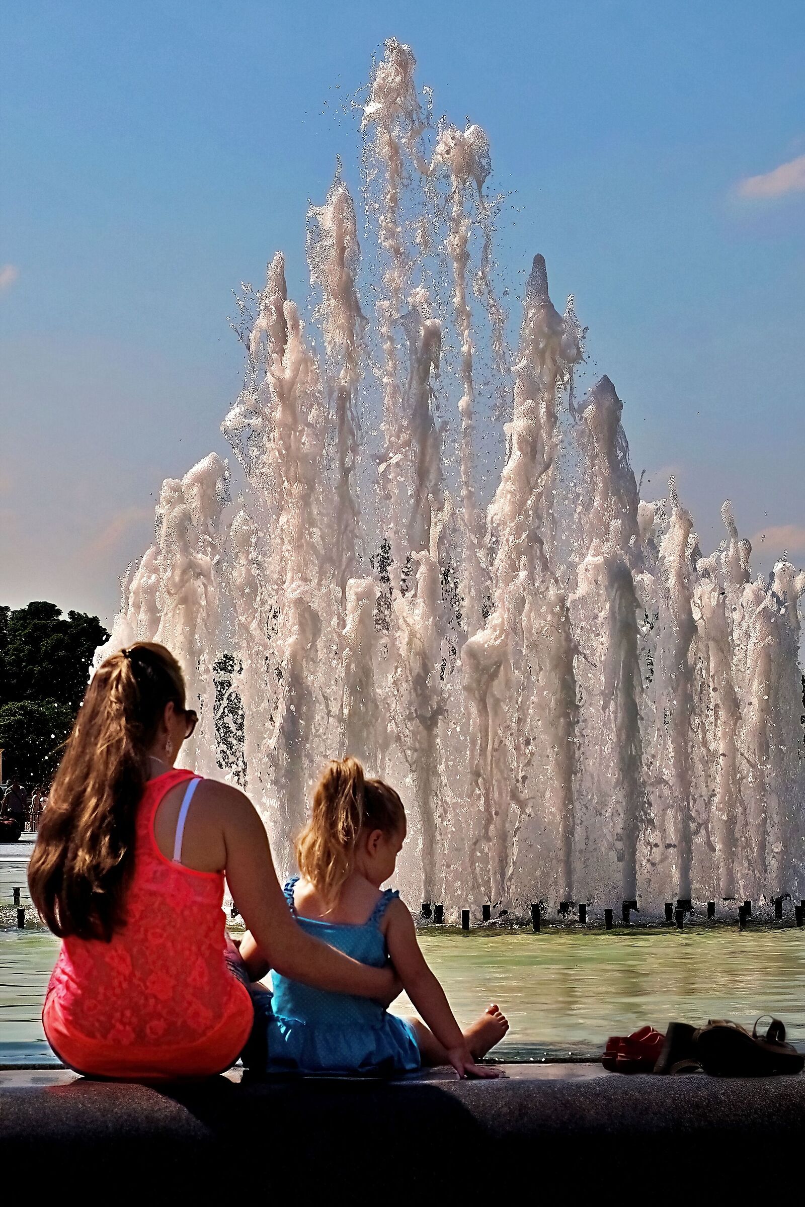 PYRAMIDE DU LOUVRE 06-2014 LES PETONS DANS L'EAU
