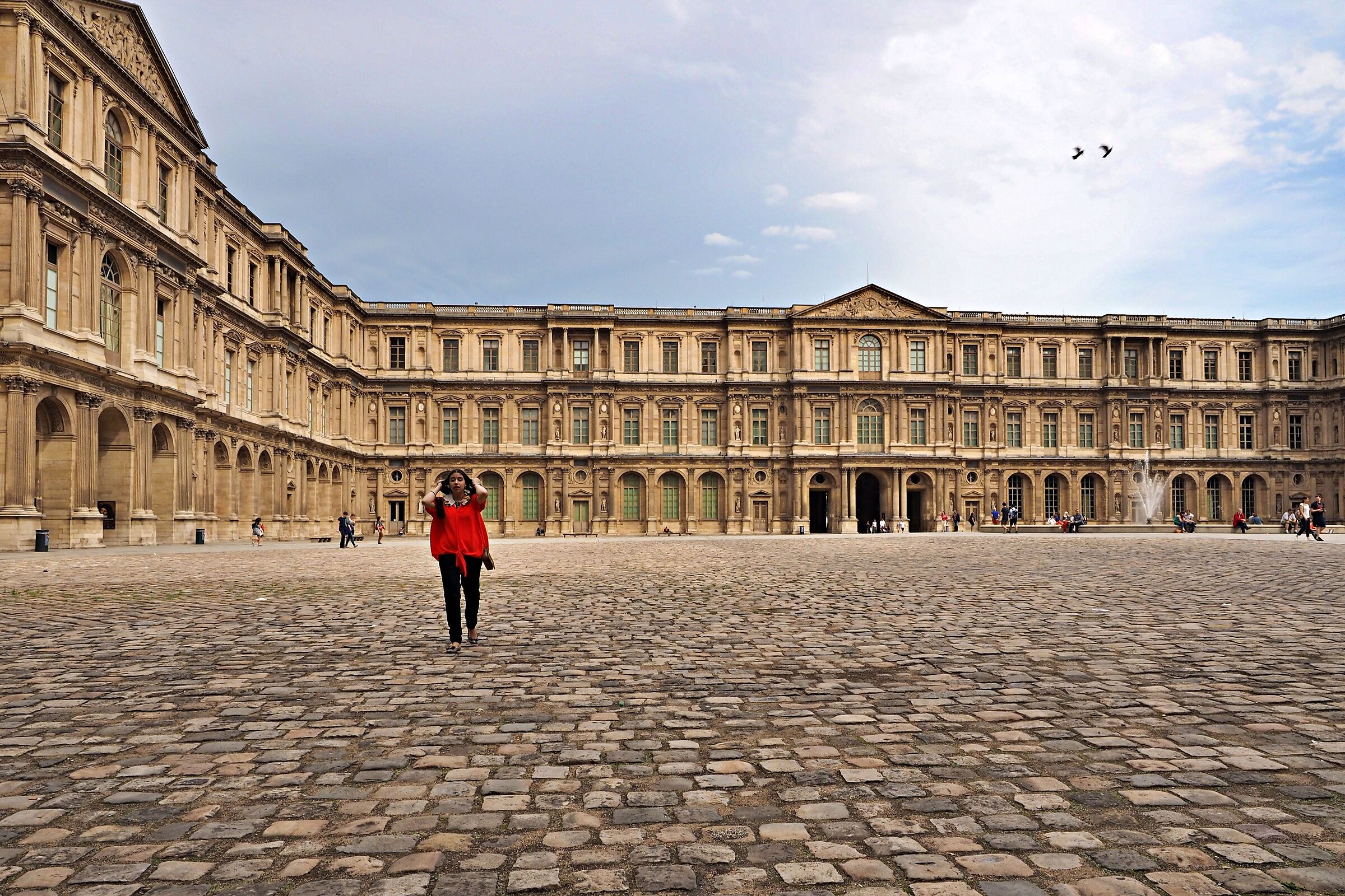 2 PIGEONS ET LA FILLE VETUE DE ROUGE A LA COUR CARRÉ