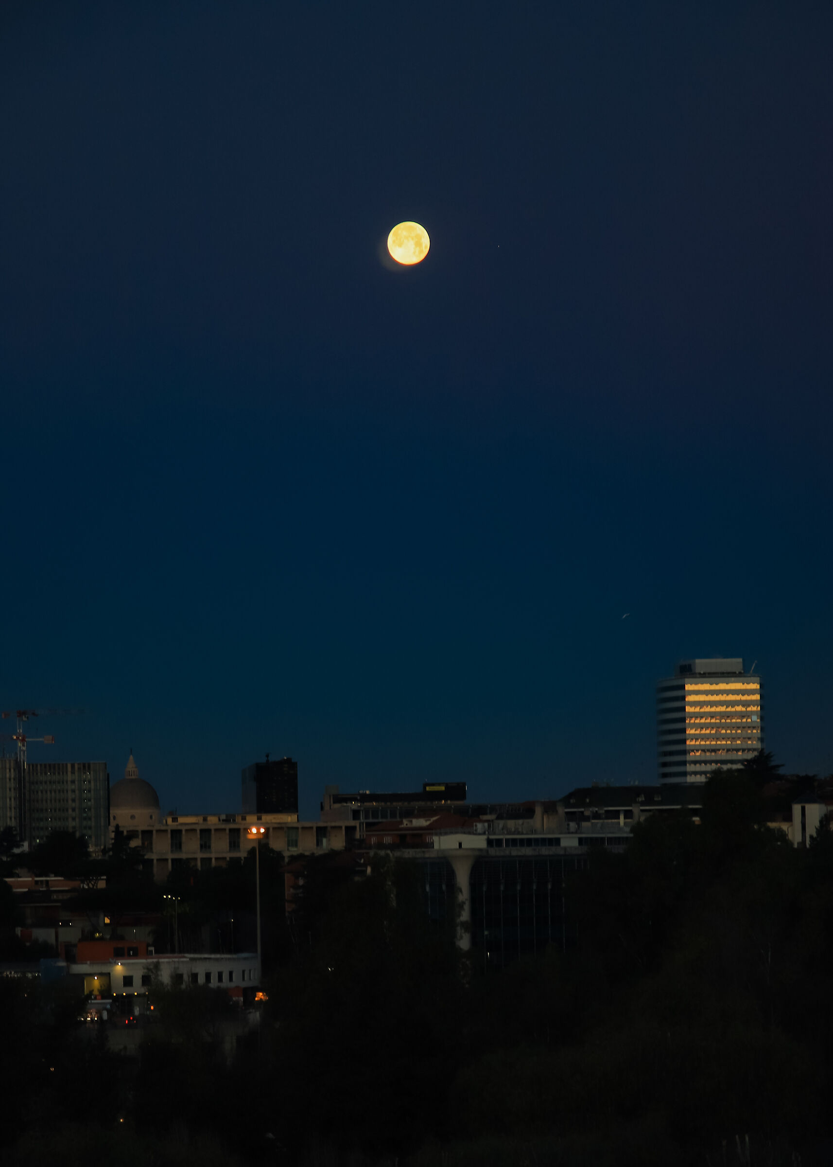 La Luna piena sull'EUR...