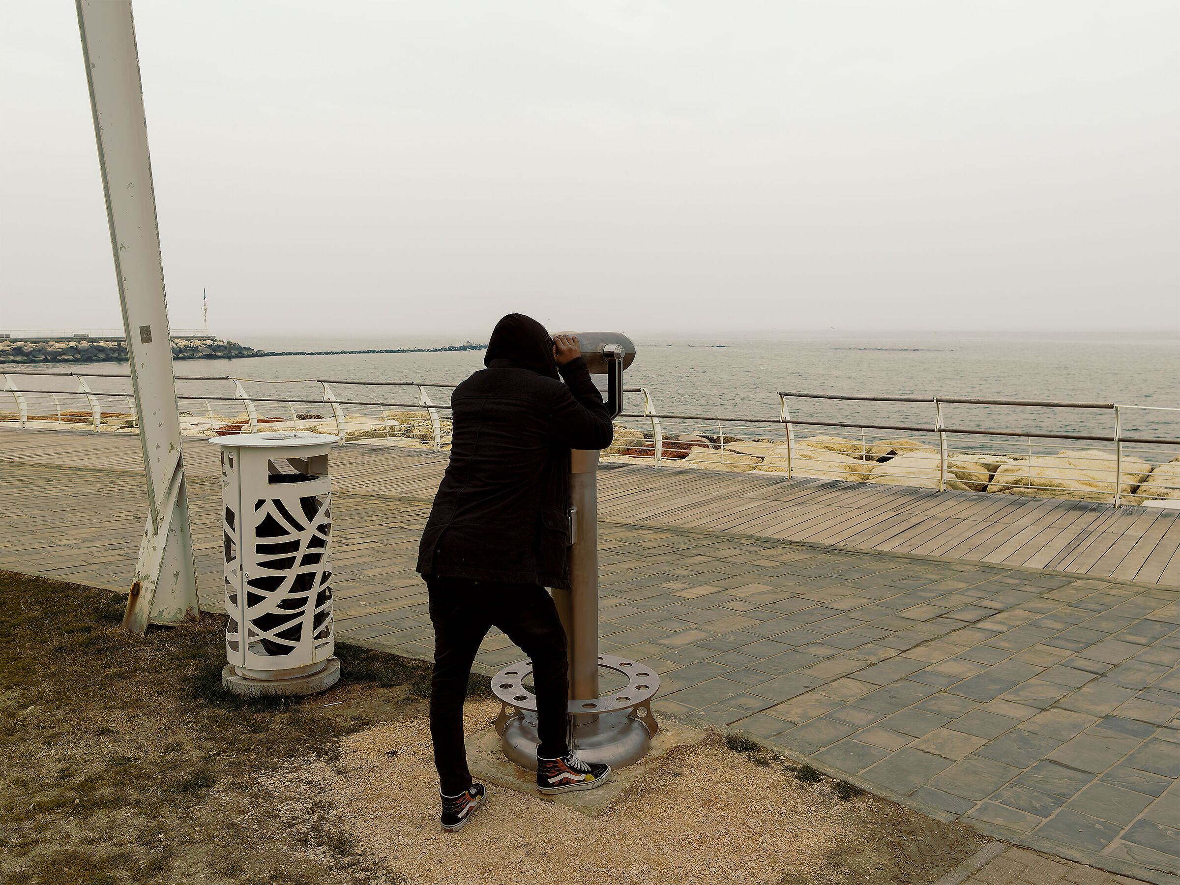 e' lontano il mio paese...