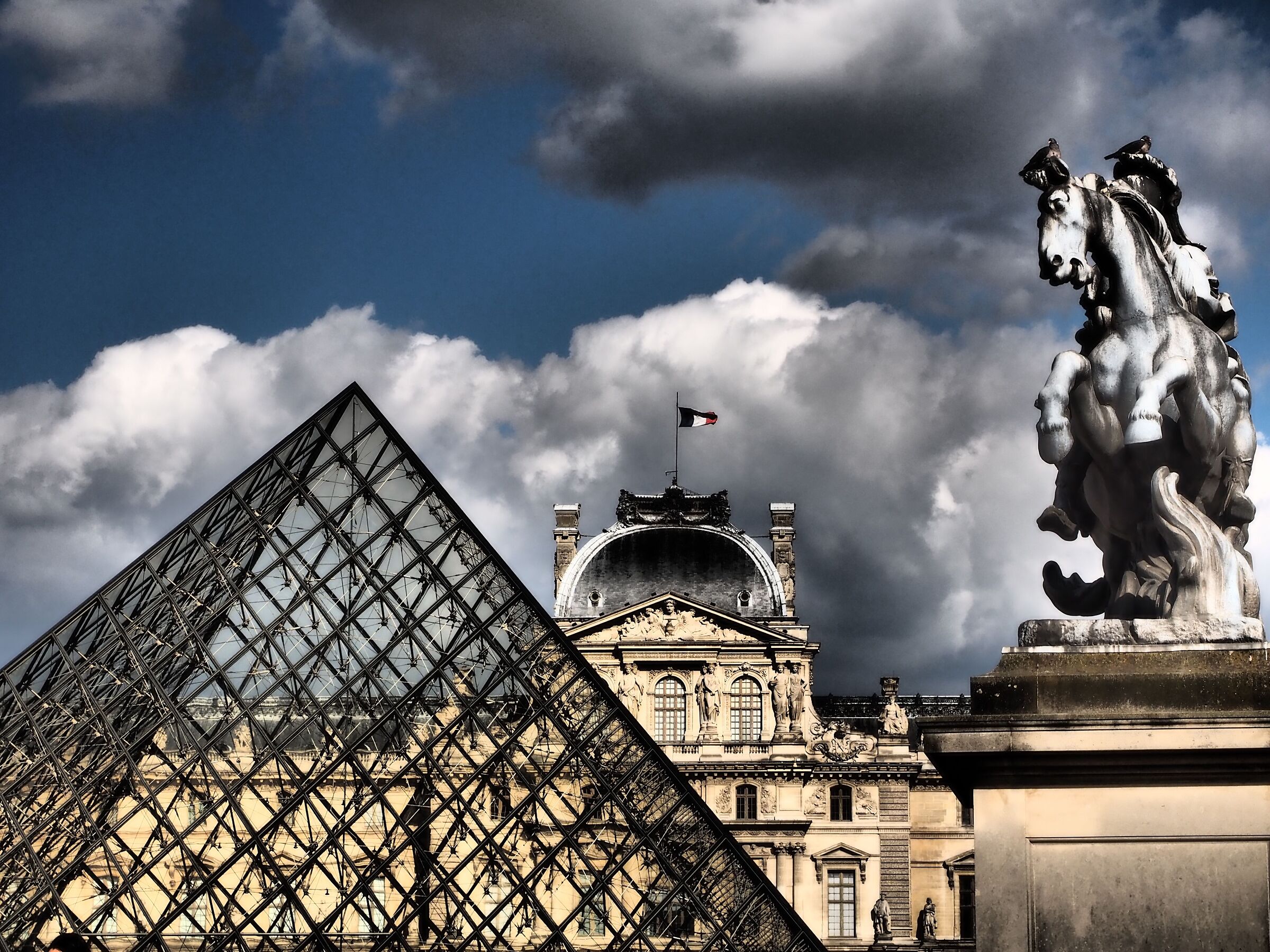 LE DRAPEAU - PYRAMIDE DU LOUVRE 06-2014