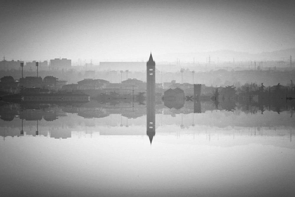 Mirror City, Adige allo specchio