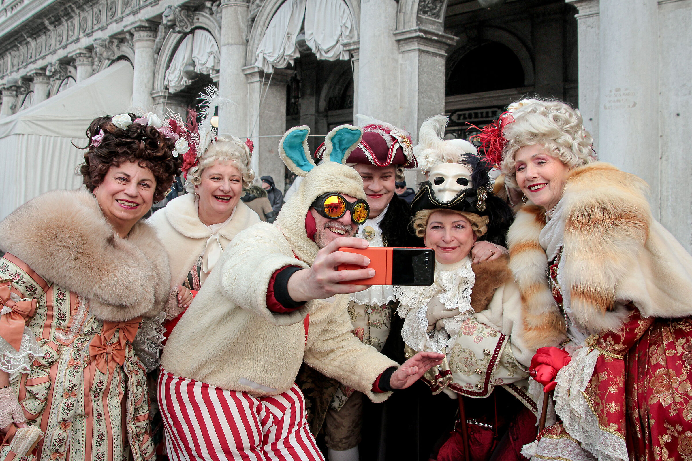 Un Selfie Allegro e Colorato