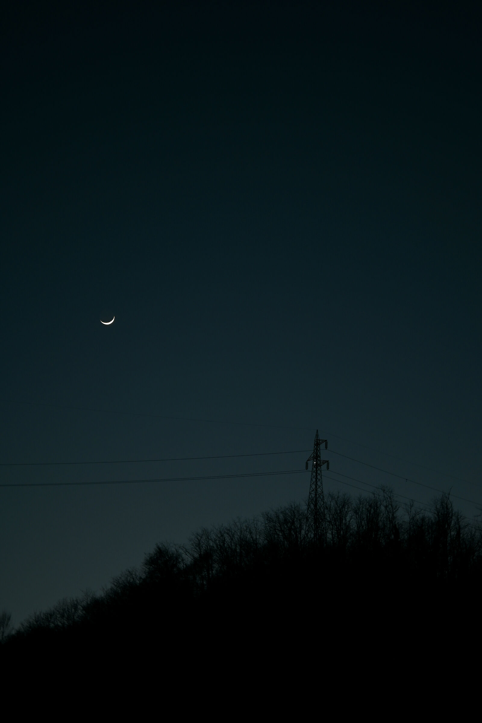 Rilassante paesaggio con luna nuova