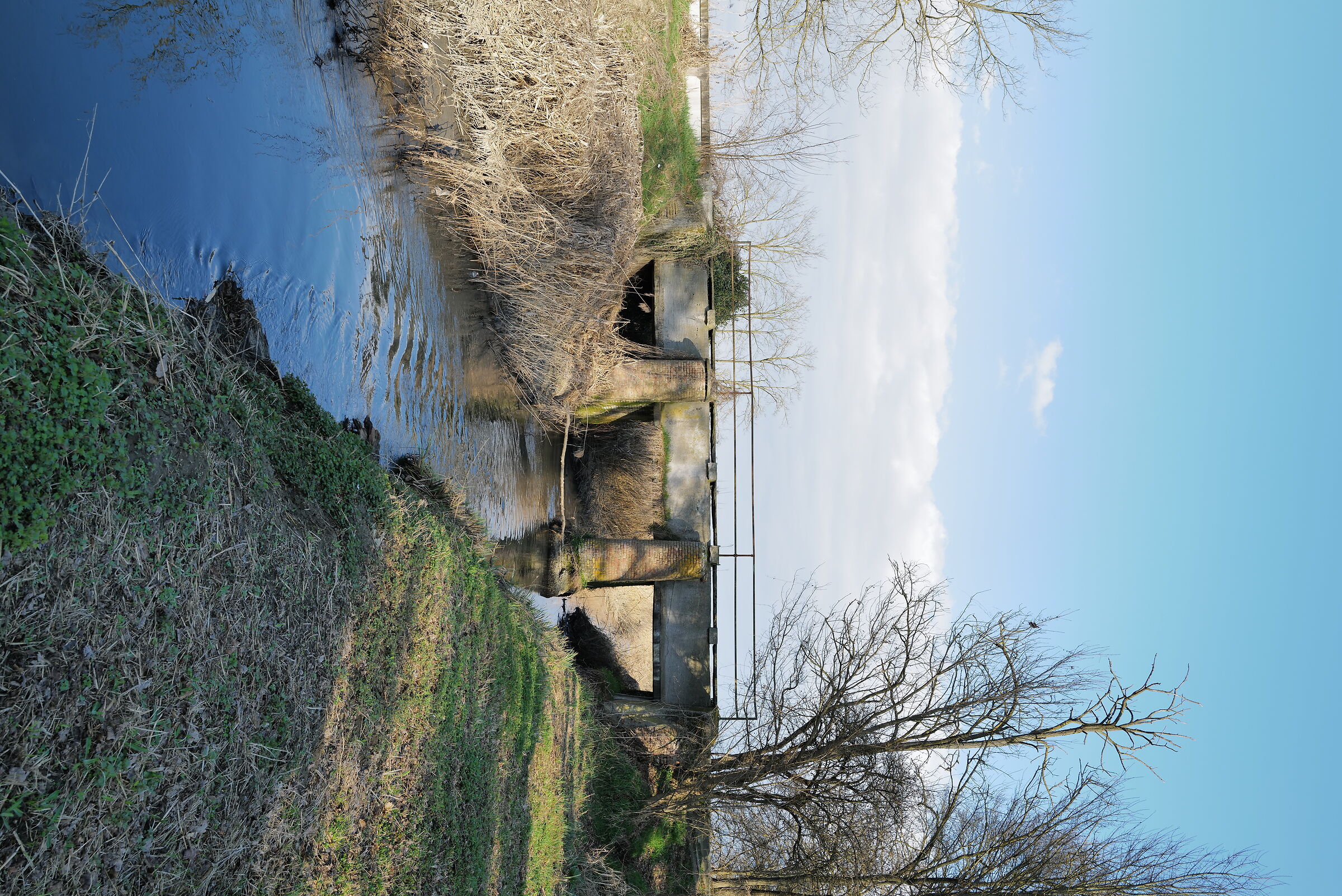 Colori di fine inverno: il ponte sulla roggia